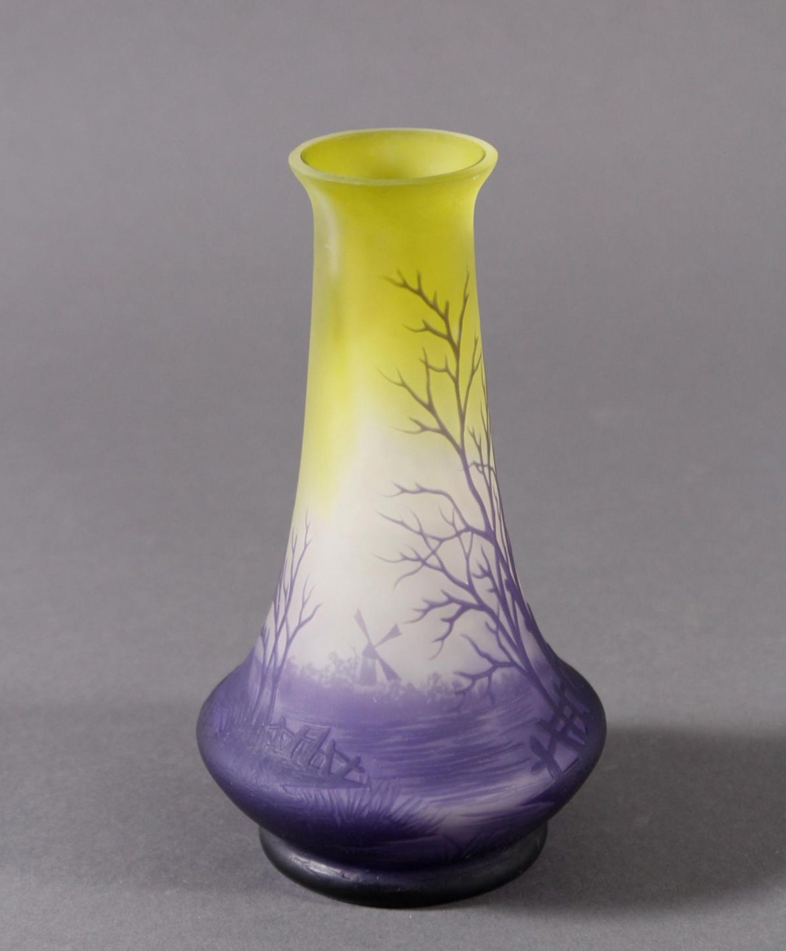 Jugendstil Glas Ziervase "Paysage", Fichèr ,um 1920Zweifach geätztes Überfangglas. Über Stand