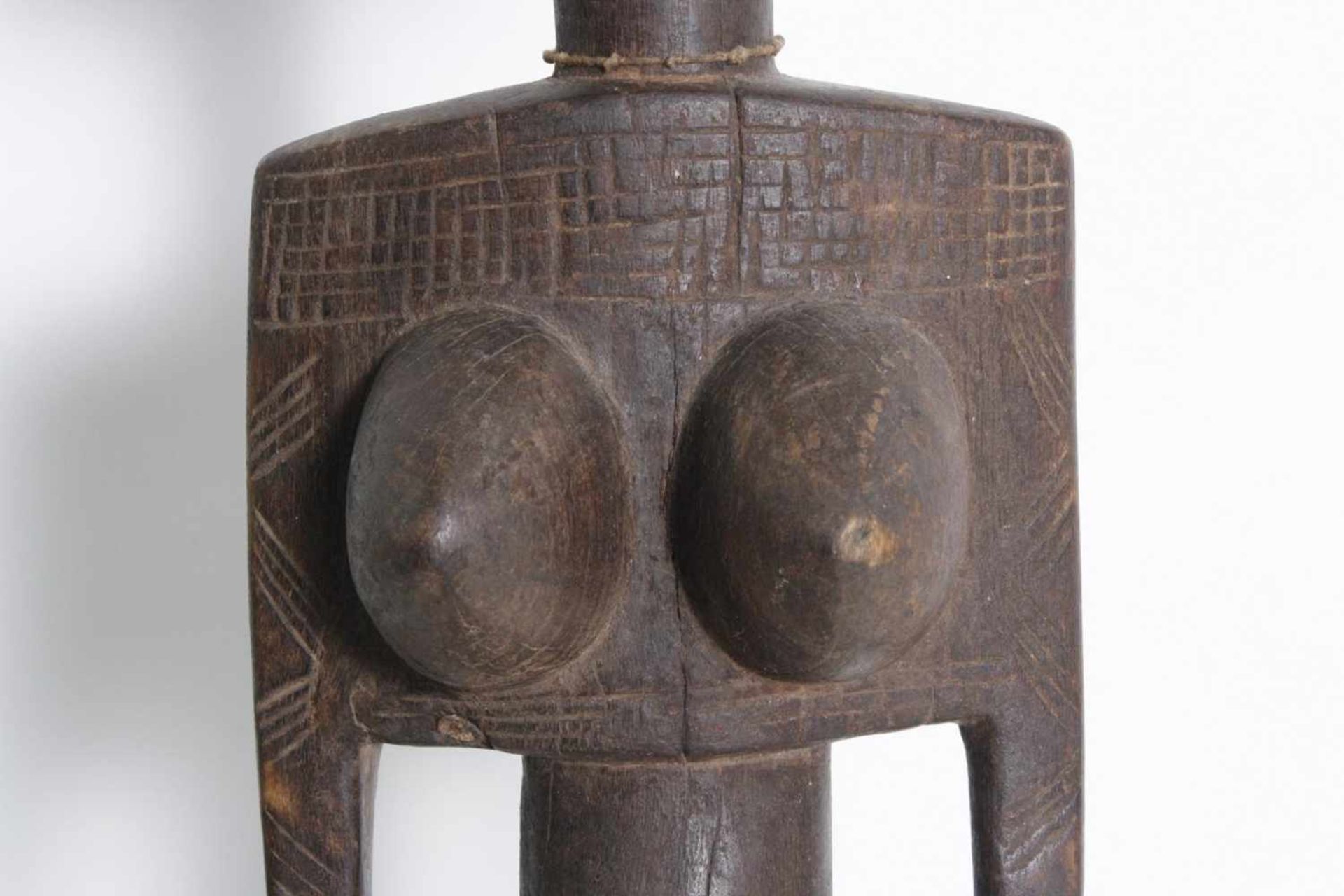 Stehende, weibliche Figur, ‘Nyeleni’, Bambara (oder Bamana), Mali, 1. Hälfte 20. Jh.Schweres Holz, - Bild 6 aus 8