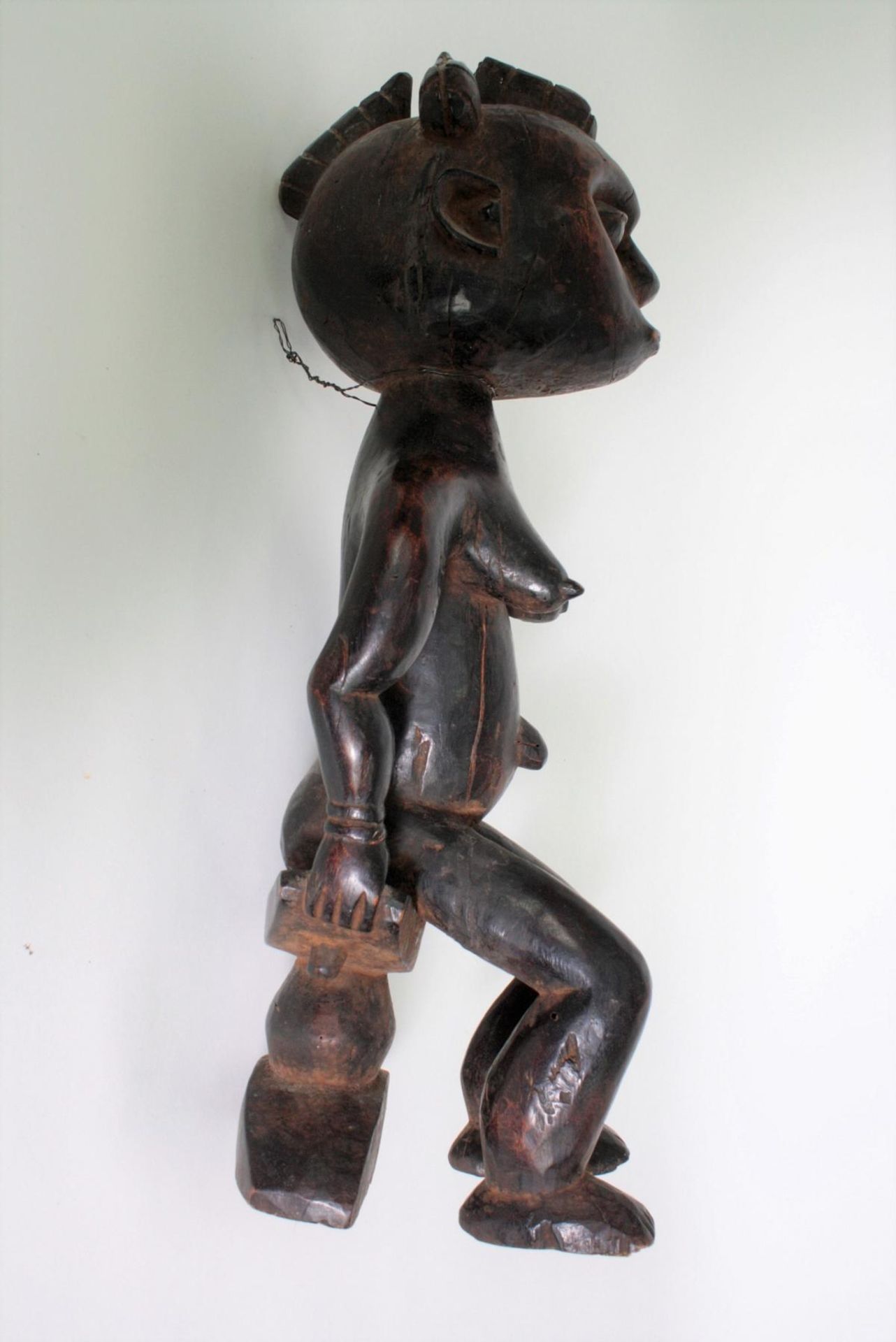 Sitzende weibliche Figur, Baule, Elfenbeinküste, 1. Hälfte 20. Jh.Holz geschnitzt, schwarzbraune - Bild 5 aus 7