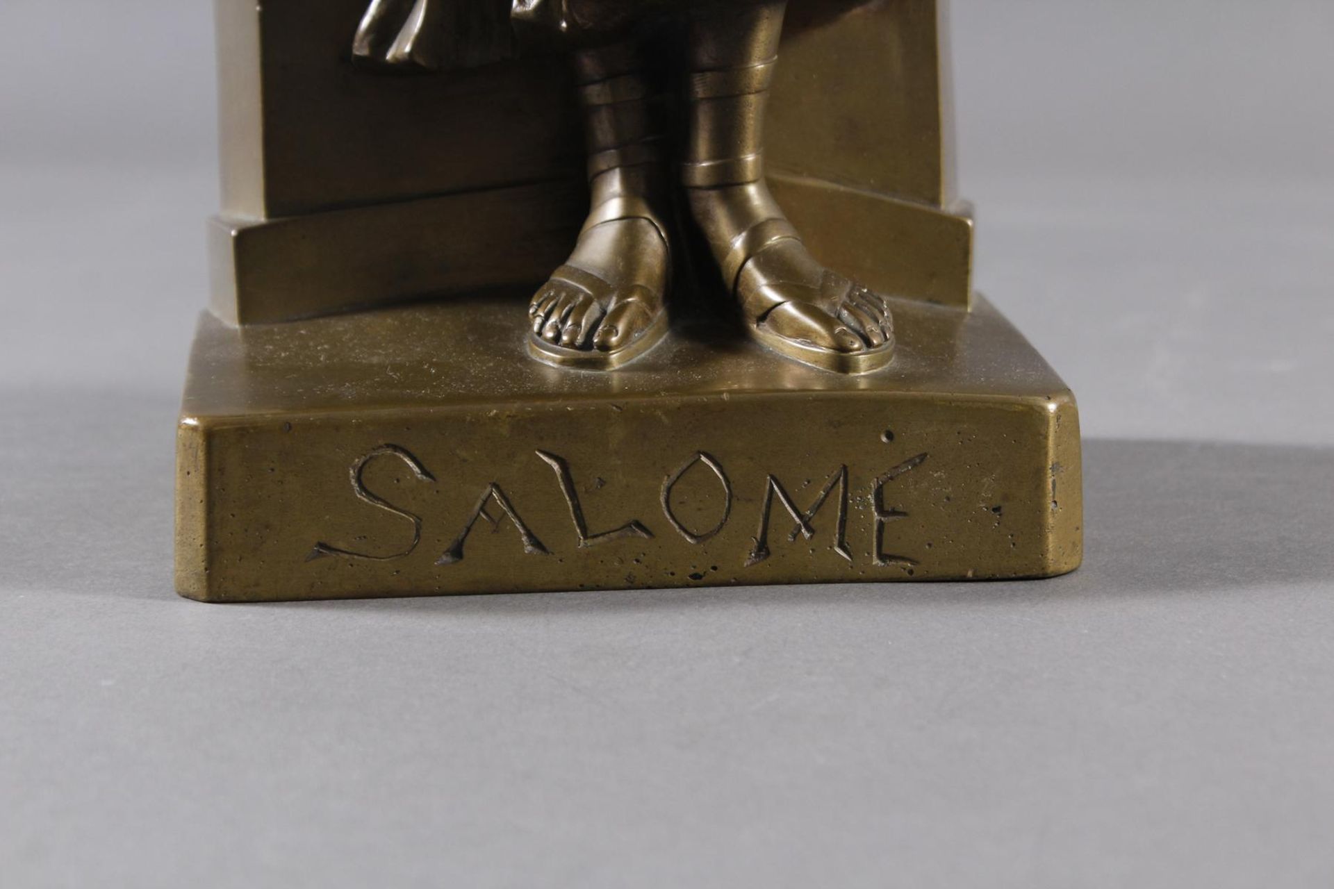 Bronzeskulptur, Darstellung der Salome, Frankreich um 1925Bronze patiniert. Am Sockel bezeichnet" - Image 2 of 12