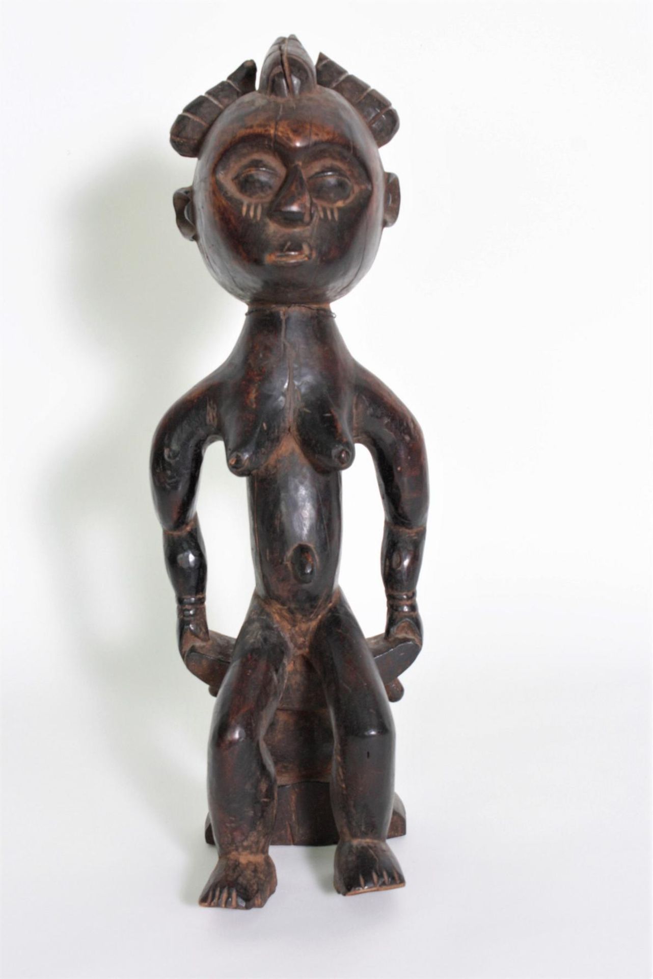 Sitzende weibliche Figur, Baule, Elfenbeinküste, 1. Hälfte 20. Jh.Holz geschnitzt, schwarzbraune