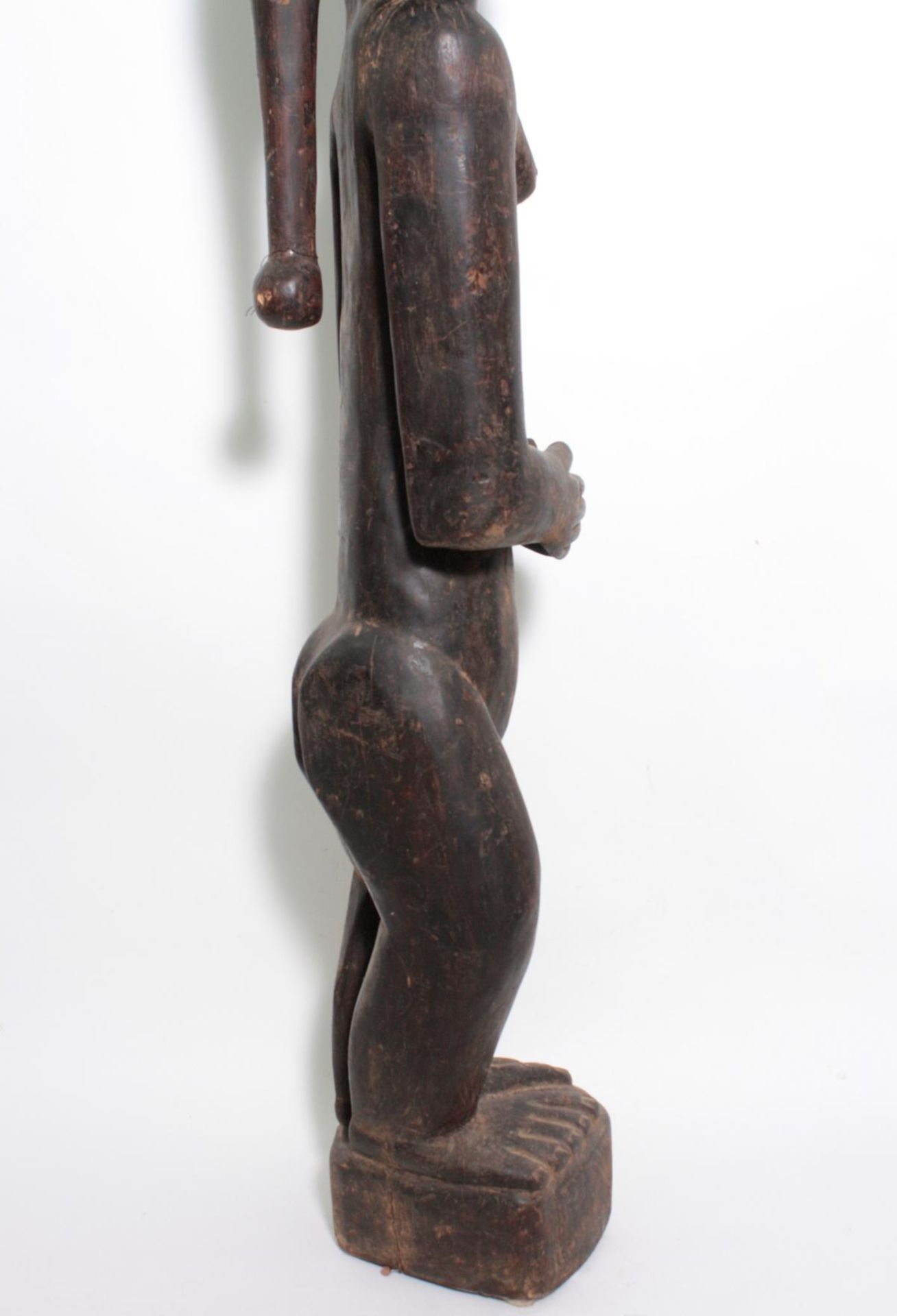 Große Figur, wohl "Eshu", Yoruba, Nigeria , 1. Hälfte 20. Jh.Holz geschnitzt, schwarze krustige - Bild 6 aus 11