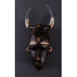 Antike Maske, Kamerun. Büffelmaske 1. Hälfte 20. Jh.Holz geschnitzt, Reste von weißer Farbe,