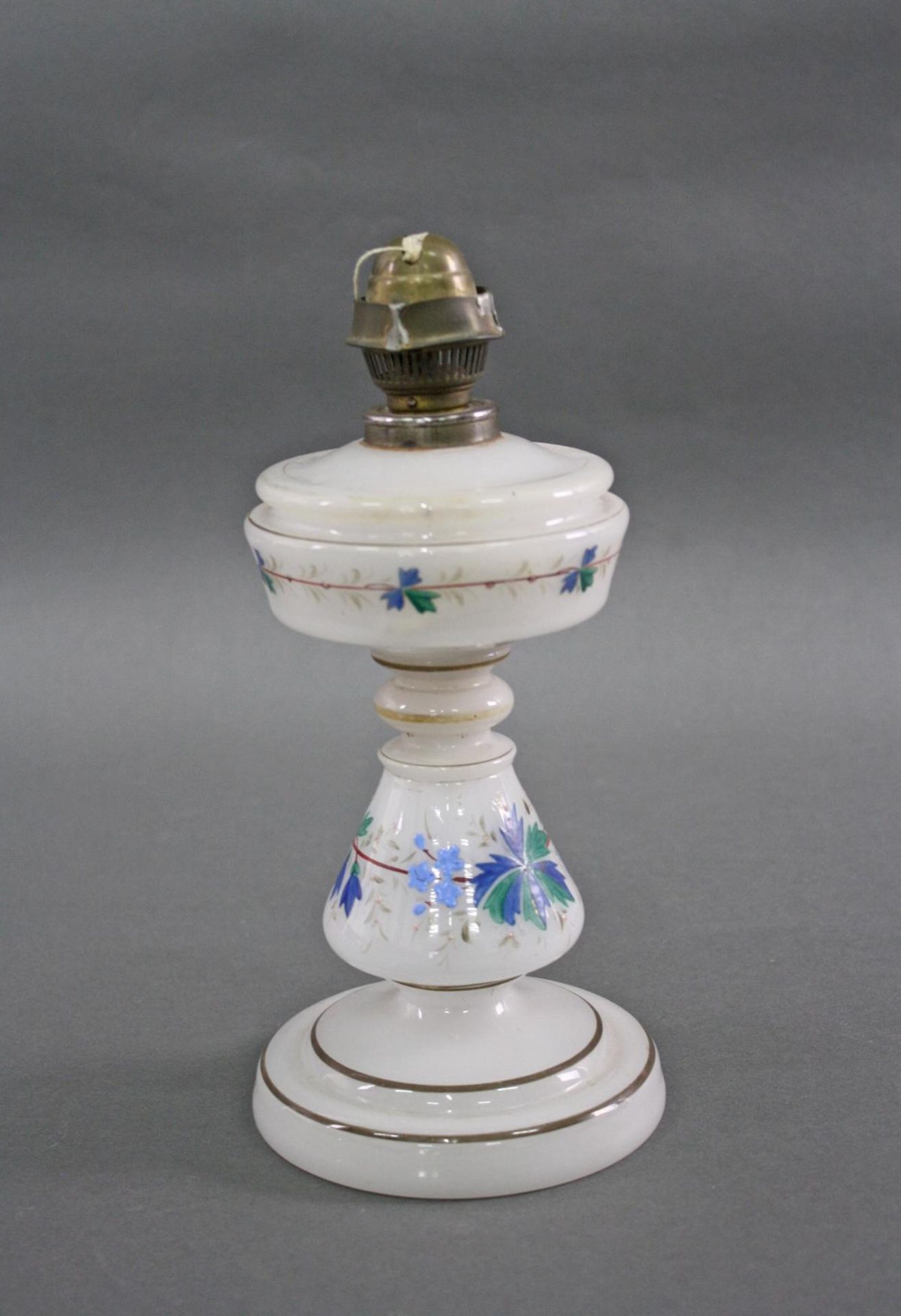 Petroleum-Tischlampe, BiedermeierOpalglas, Abriß, Balusterform auf getrepptem Rundfuß ausgeführt, - Image 2 of 3