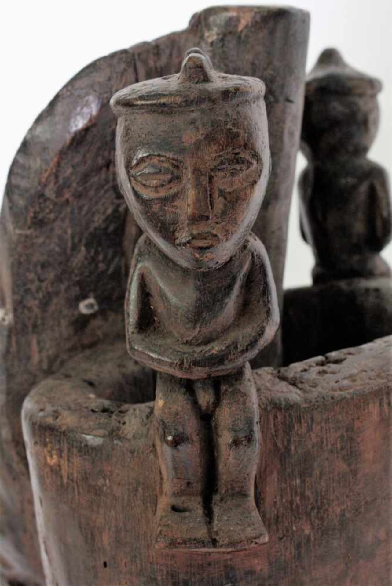 Figur des Chibinda Ilunga, Chokwe, Angola, 19. Jh.Holz mit dunkelbrauner Krustenpatina. Der - Bild 5 aus 11