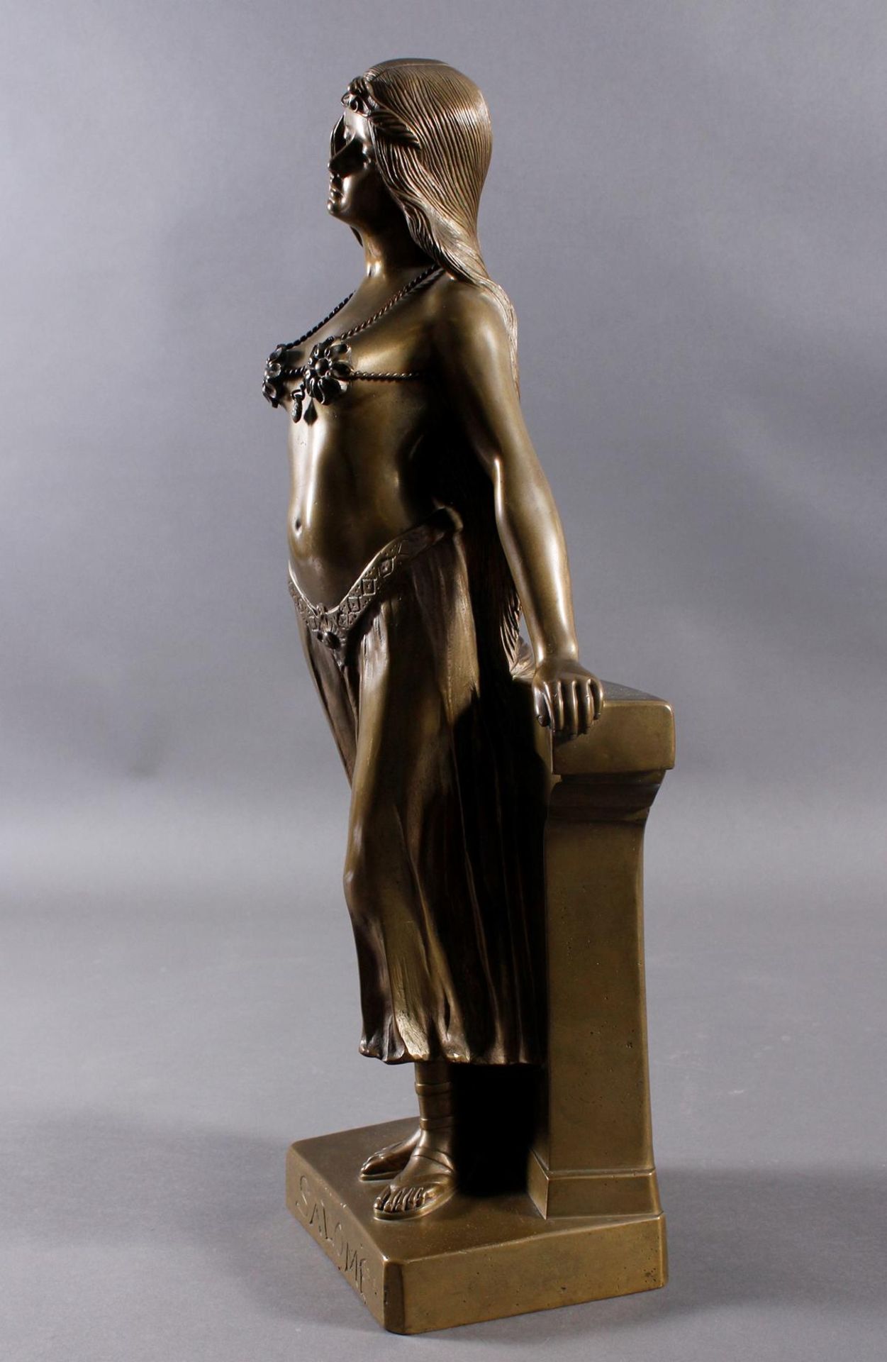 Bronzeskulptur, Darstellung der Salome, Frankreich um 1925Bronze patiniert. Am Sockel bezeichnet" - Image 7 of 12