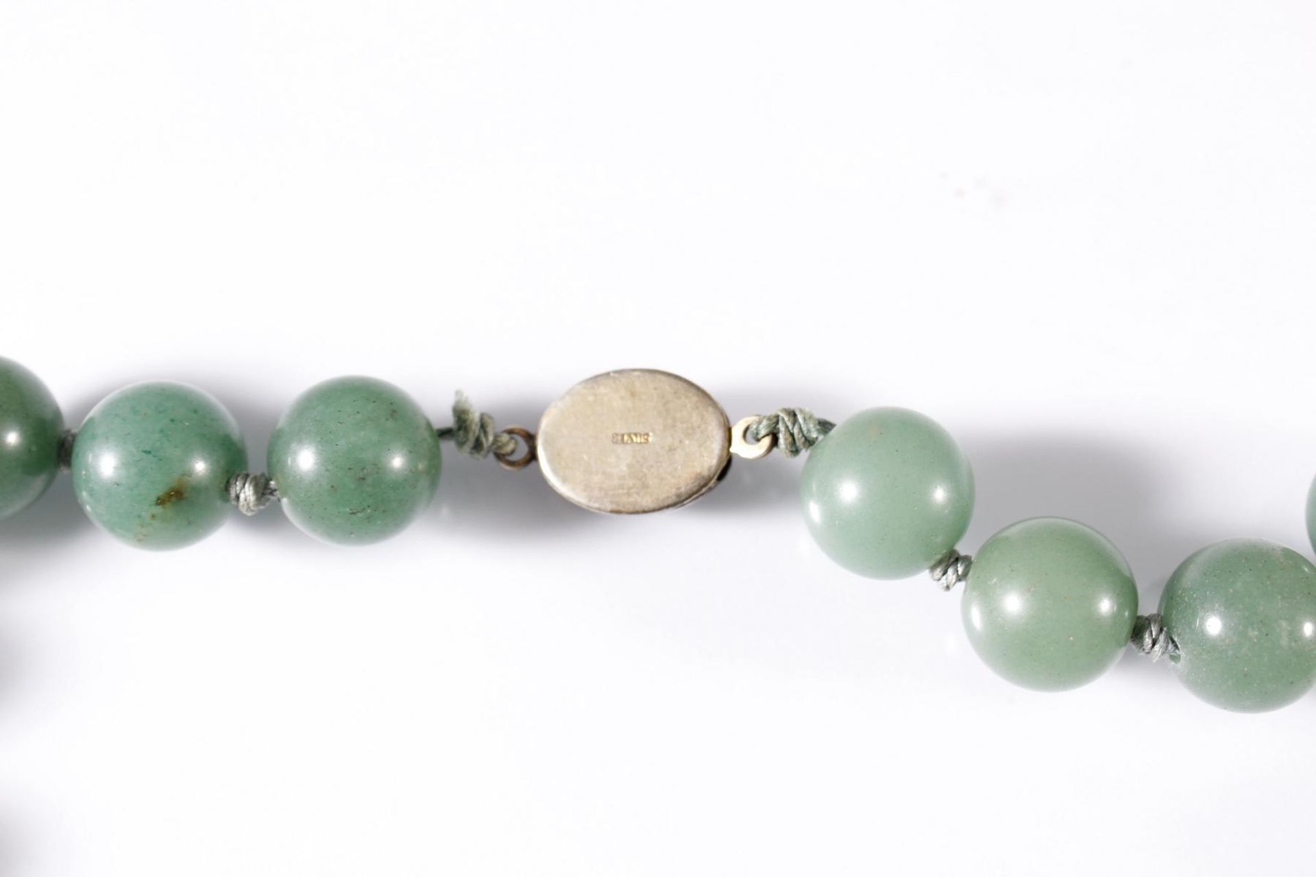 Jade Halskette, ChinaDurchmesser der Kugeln ca. 13 mm. Gesamtlänge ca. 68 cm. Kugeln einzeln im - Bild 3 aus 3