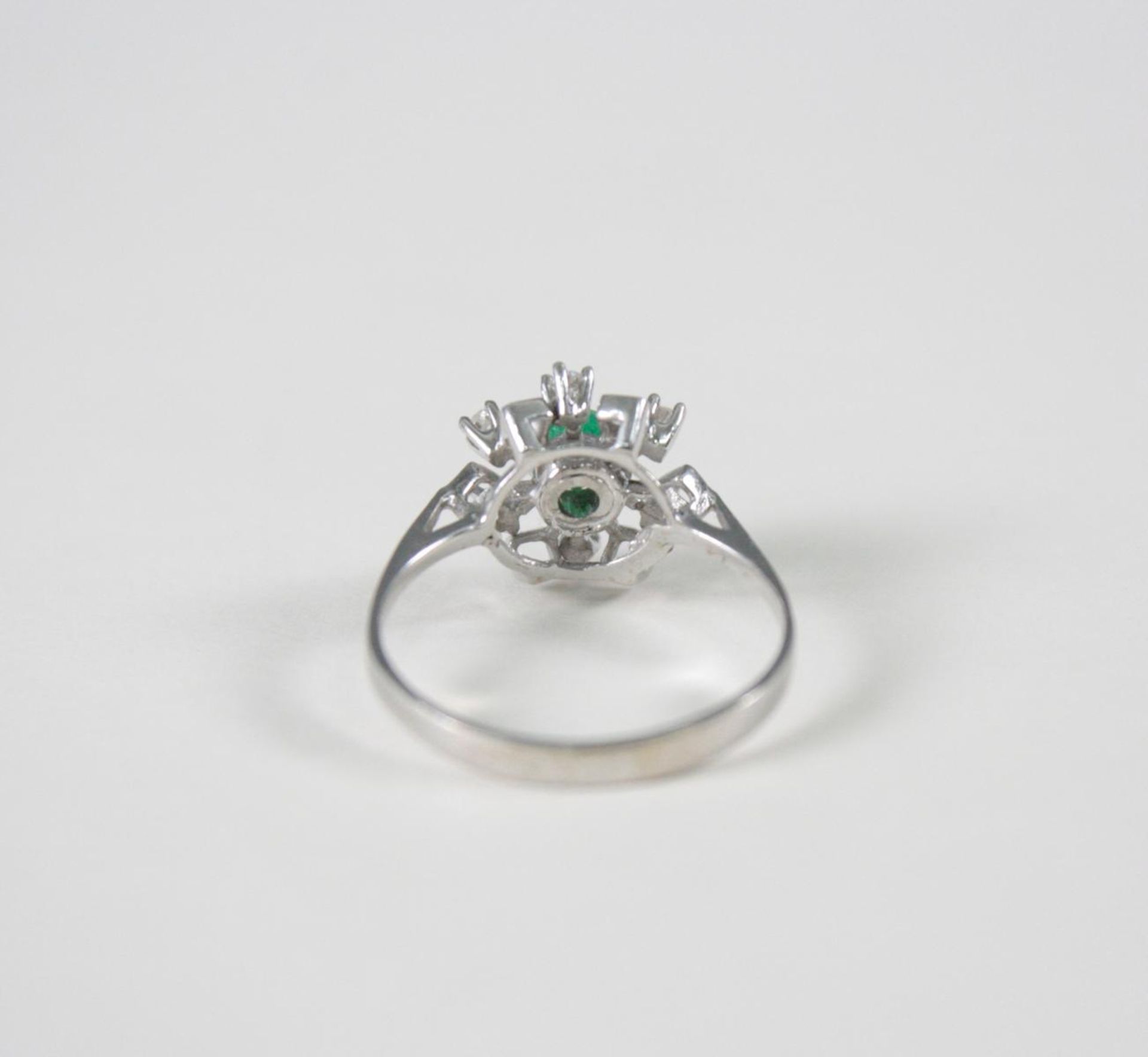 Damenring mit Smaragd und Diamanten, 14 Karat Weißgold1 Smaragd im Diamantschliff von ca 0,30 Karat, - Bild 3 aus 3
