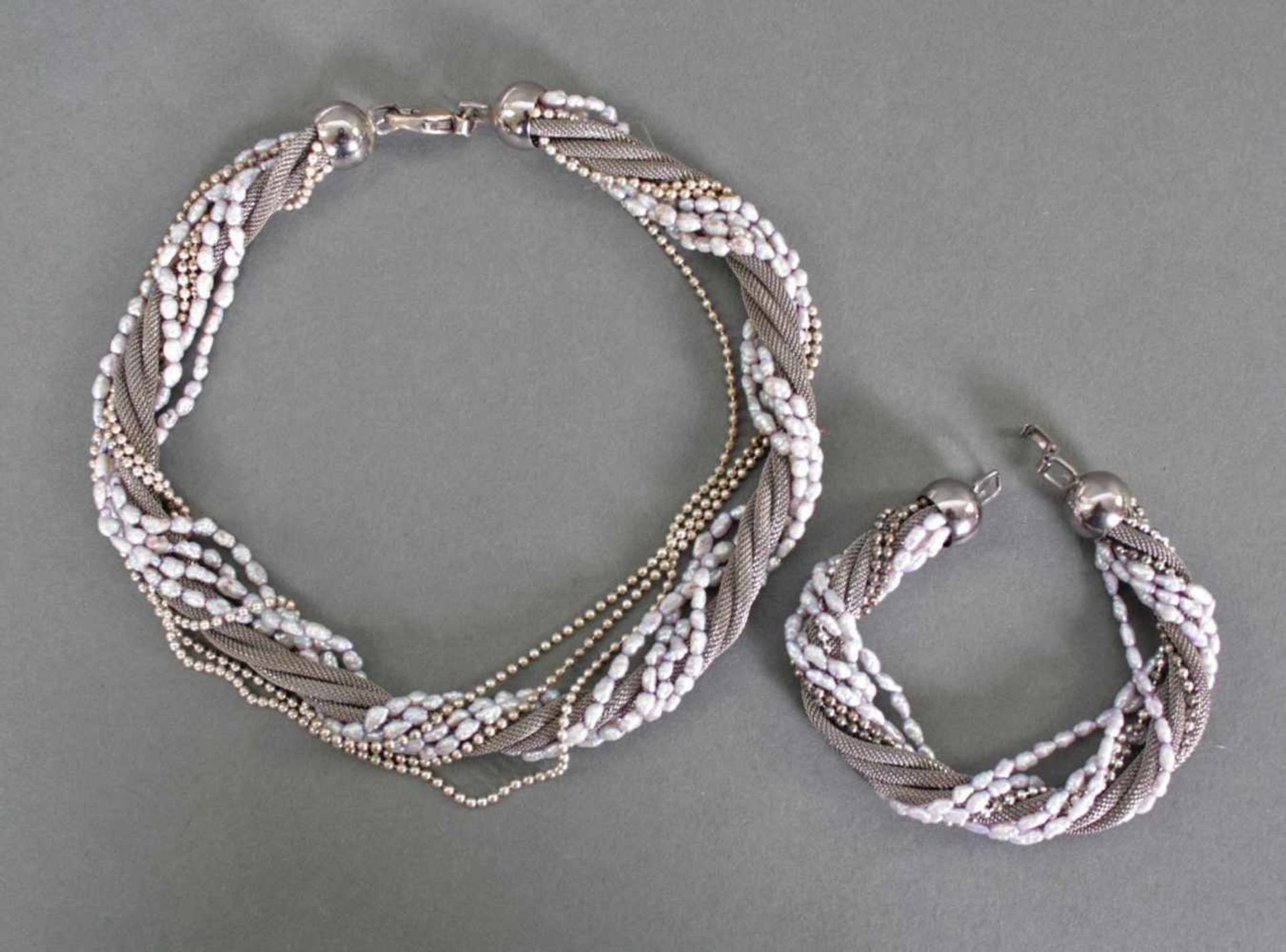 Silbercollier mit ArmbandAus Silber und Perlen gefertigt, ca. Länge 20 und 40 cm, ca. 122 g.