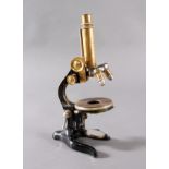 Mikroskop, Ernst Leitz um 1905Mikrosokop mit 3 Okularen, Messing schwarz lackiert. Gebrauchs- und