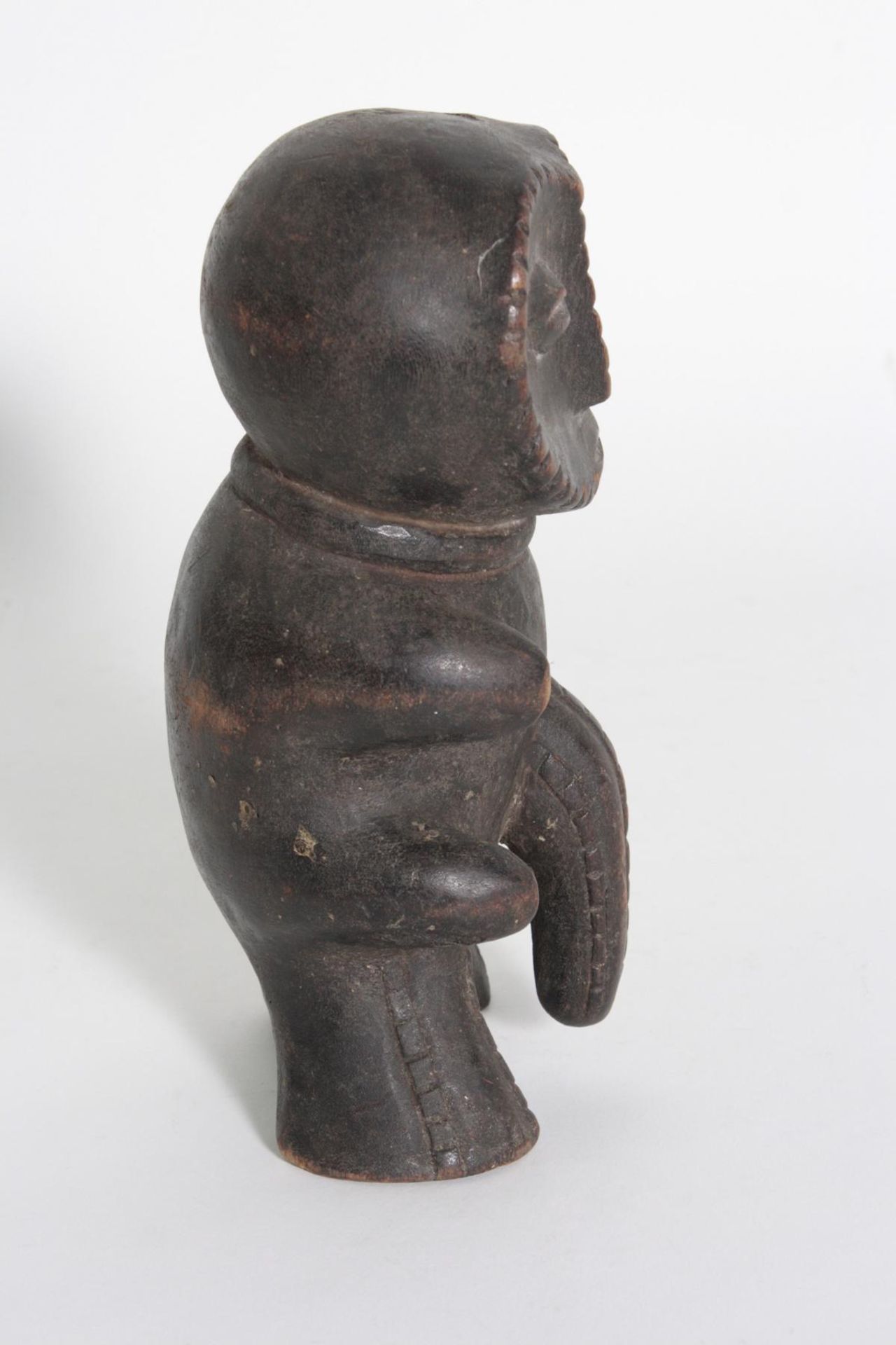 Fetischfigur wohl Ngbaka, D. R, Kongo, 1. Hälfte 20. Jh.Holz, geschnitzt, dunkle Krustenpatina, - Bild 2 aus 4