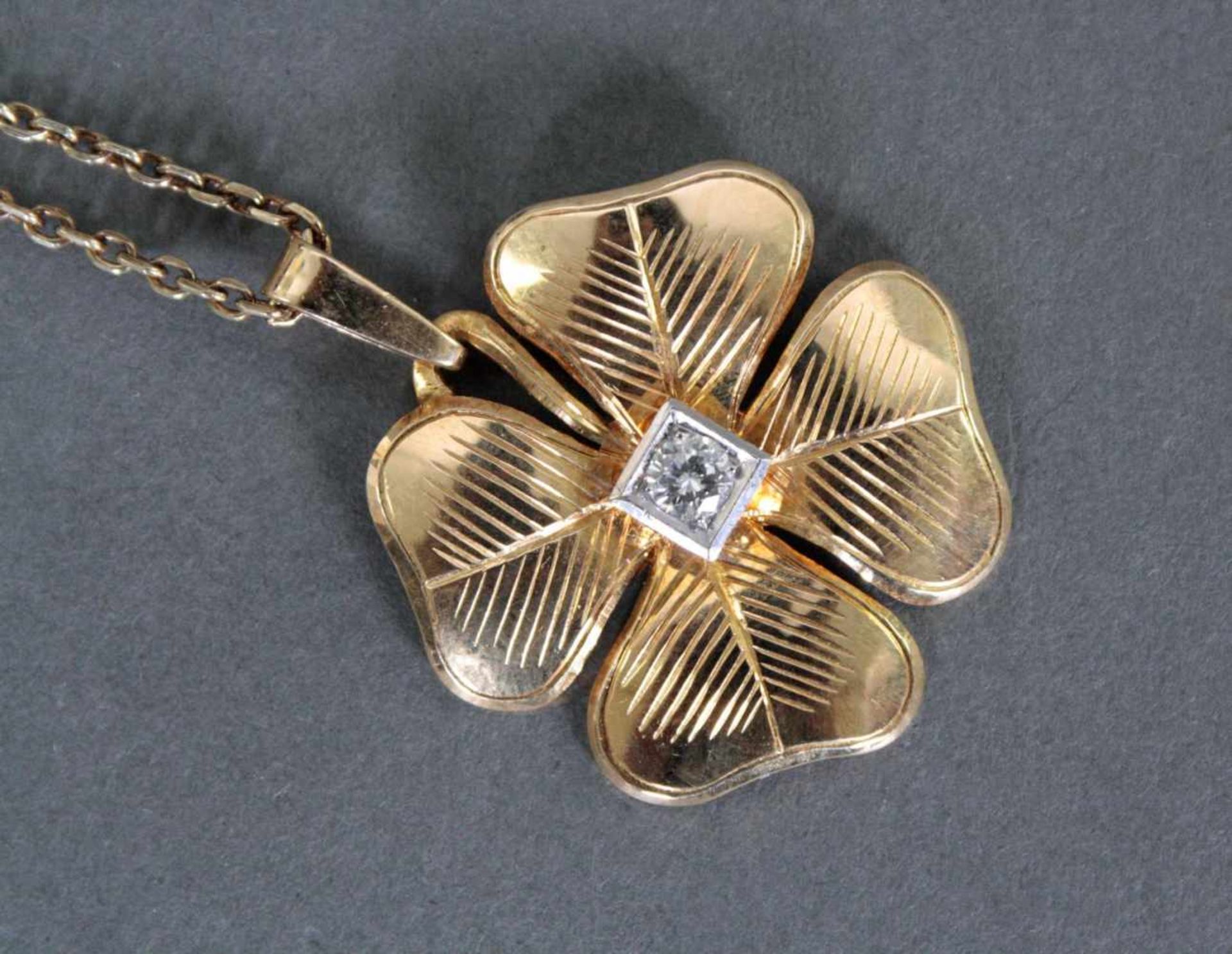 Halskette mit Blütenanhänger und Diamanten, 18 und 14 Karat GelbgoldKette aus 585 Gold, ca. Länge 50 - Bild 2 aus 3