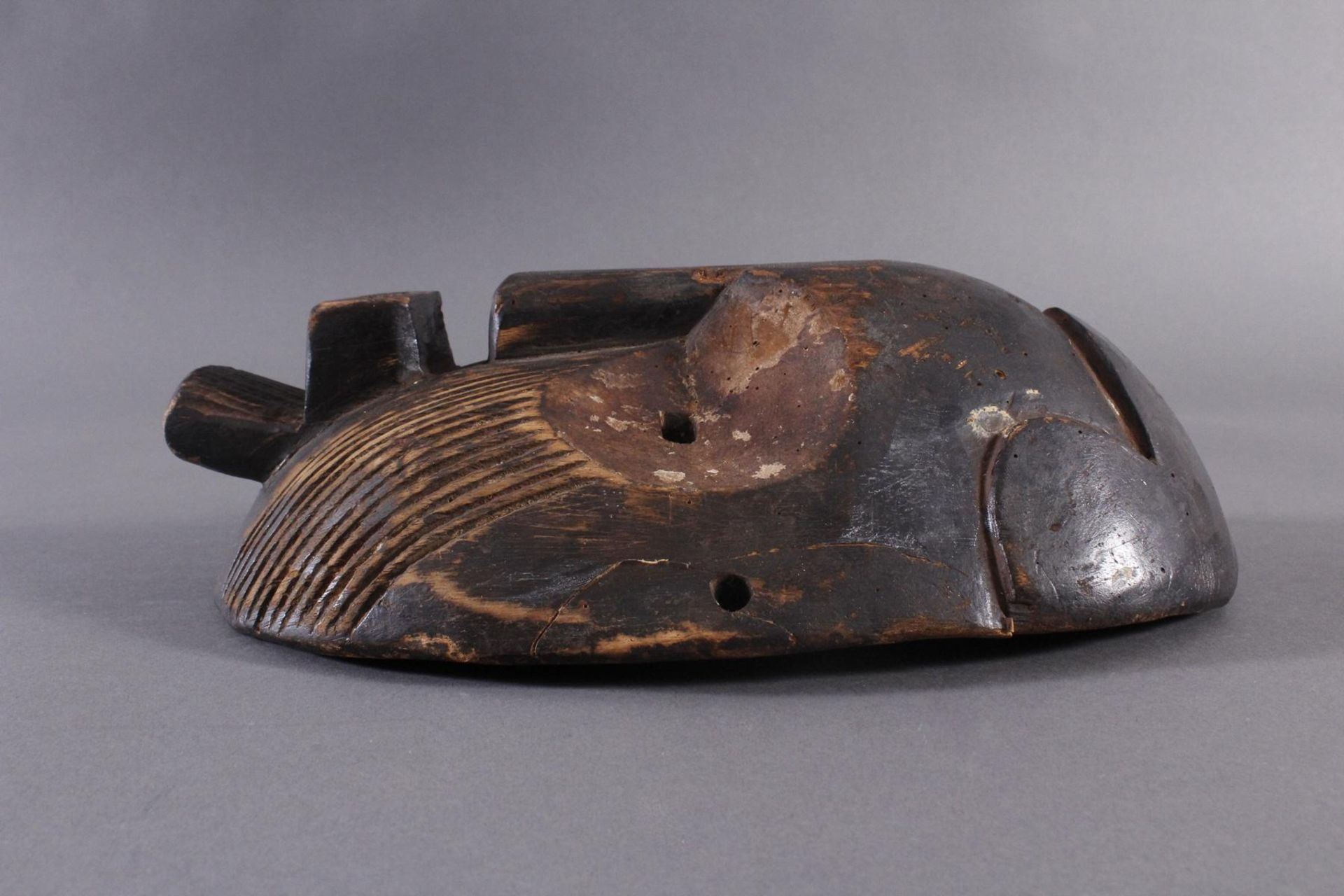 Antike Maske, Zaire/Kongo 1. Hälfte 20. Jh.Holz geschnitzt, dunköe Patina . Gesicht mit linearen - Image 5 of 6