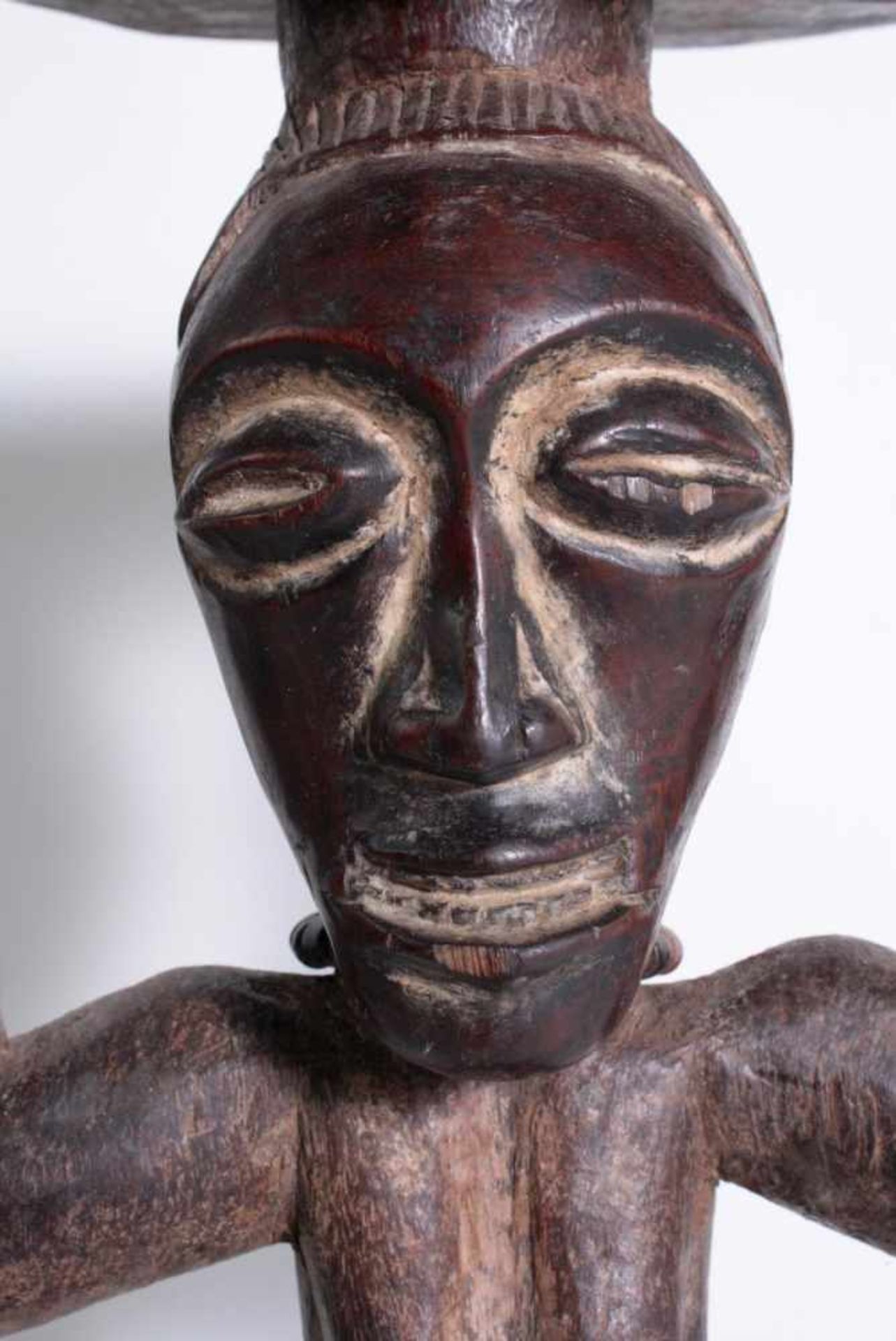 Karyatiden-Hocker, DR Kongo, 1. Hälfte 20. Jh.0Hocker mit weiblicher Trägerfigur, Glasperlen, - Bild 2 aus 6