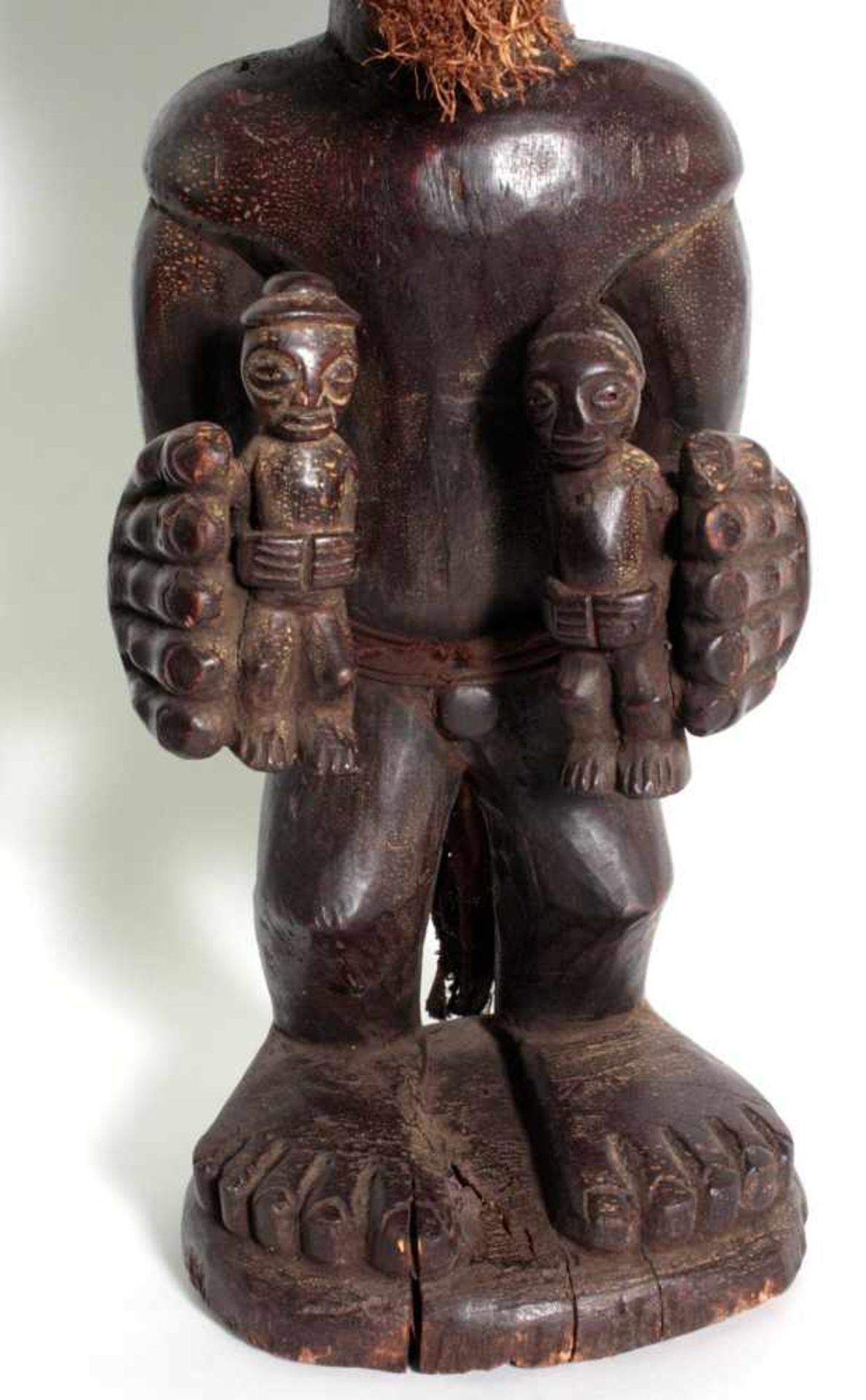 Figur des Chibinda Ilunga, Chokwe, Angola,, 1. Hälfte 20. Jh.Holz mit dunkelbrauner Patina. Der - Bild 3 aus 6