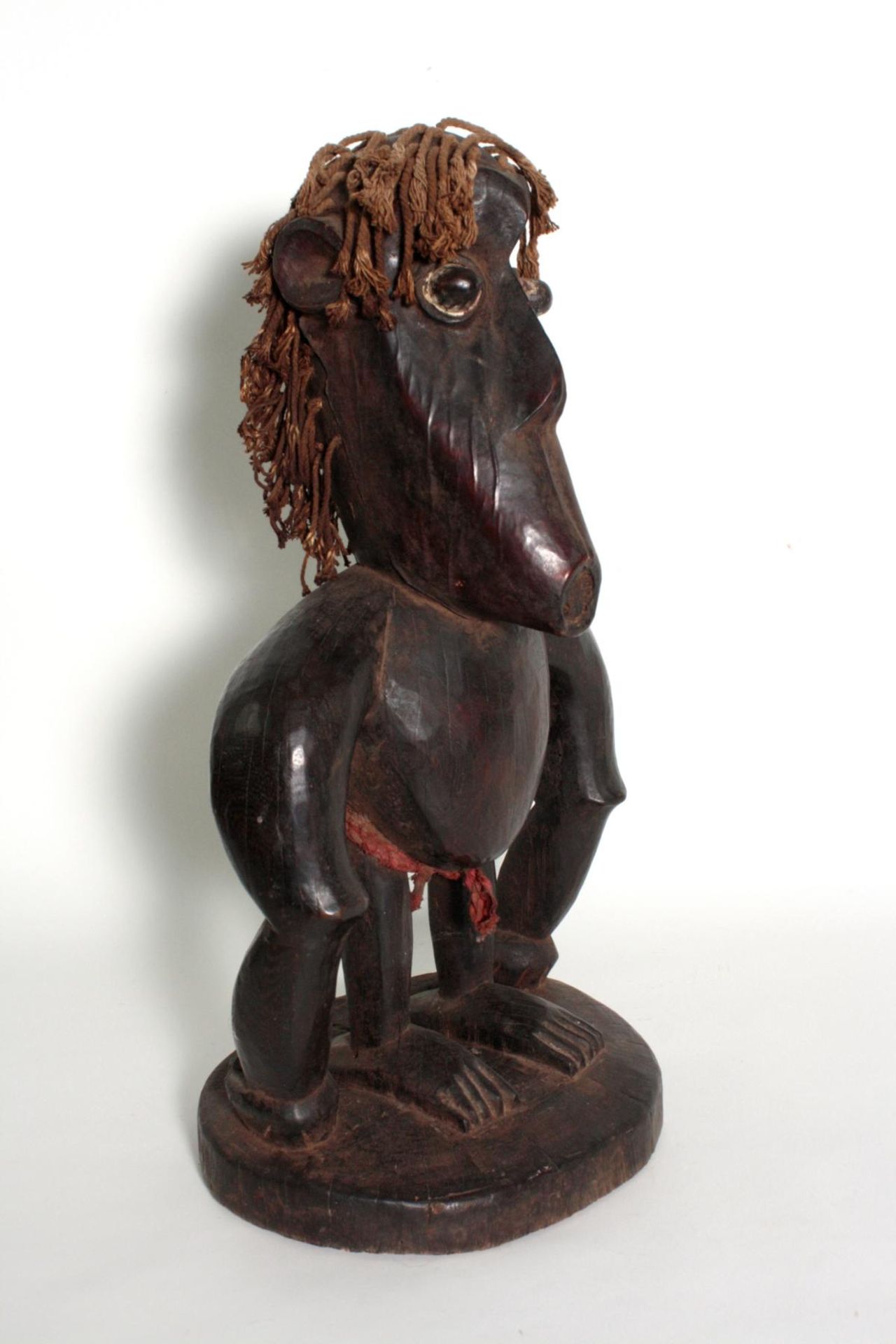 Außergewöhnliche zoomorphe Figur, wohl Kongo, 1. Hälfte 20. Jh.Holz geschnitzt. Auf Sockel - Bild 3 aus 8