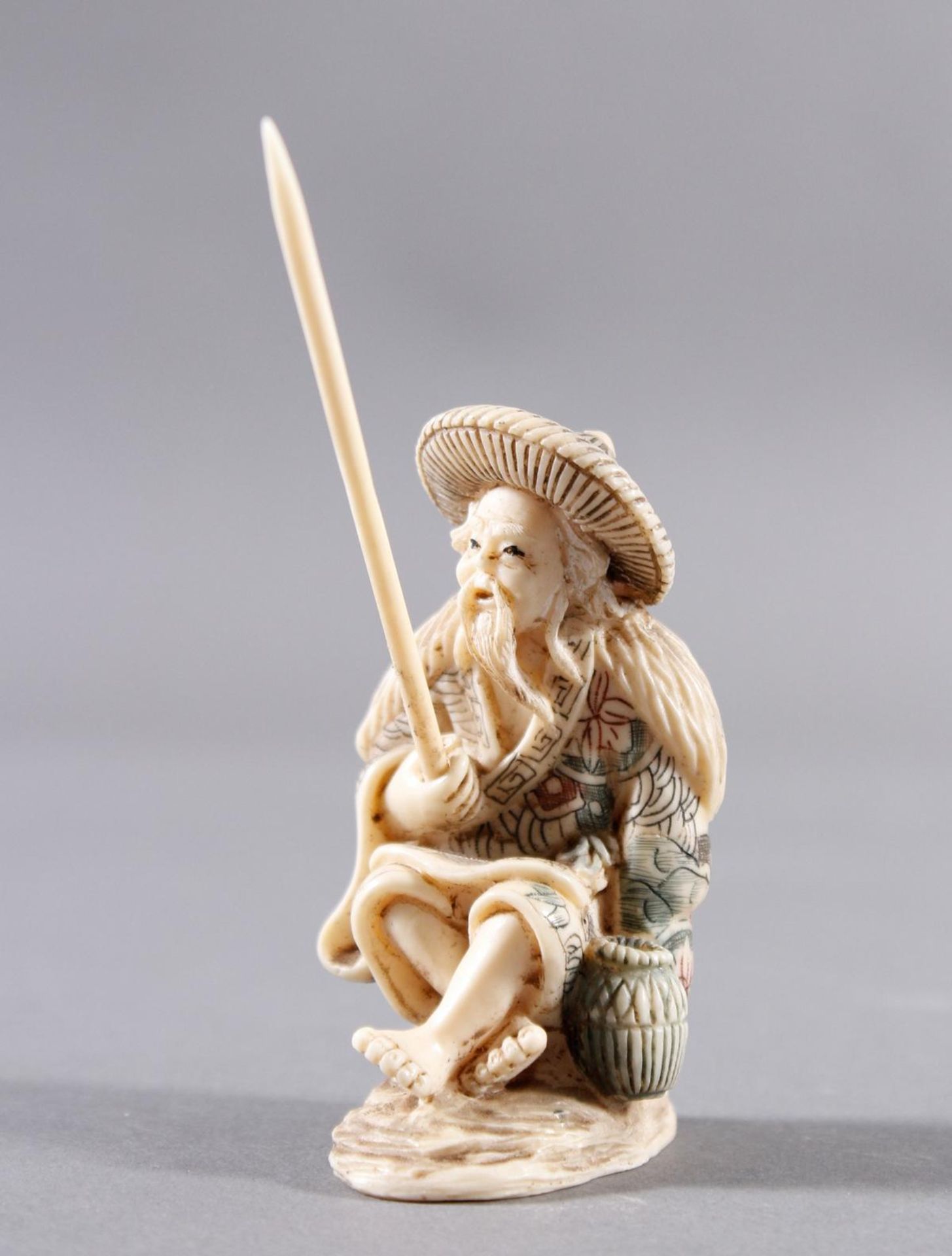 Elfenbein Okimono, Angler, Japan, Meiji-PeriodePolychromes Ritzdekor. Angel eingesteckt.