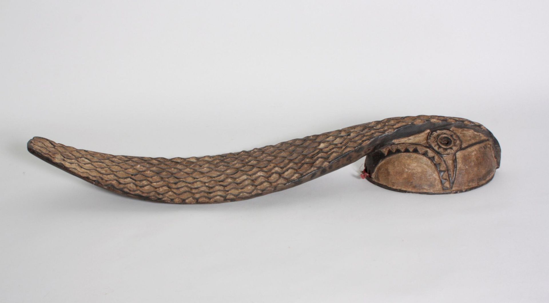 Schlangenmaske, Mossi, Burkina Faso, 1. Hälfte 20. Jh.Holz geschnitzt, schwarz-weiß eingefärbt mit - Bild 2 aus 4