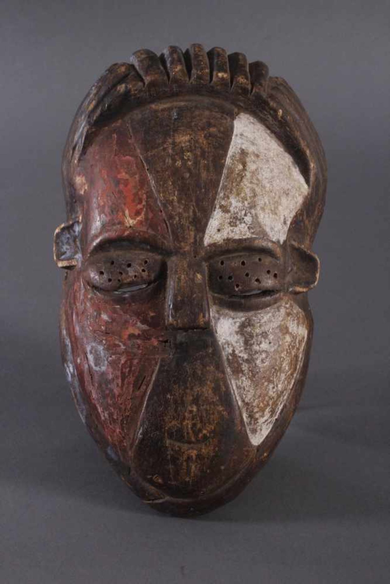 Antike Afrikanische Maske, 1. Hälfte 20. Jh.Holz geschnitzt und farbig gefaßt, durchbrochene