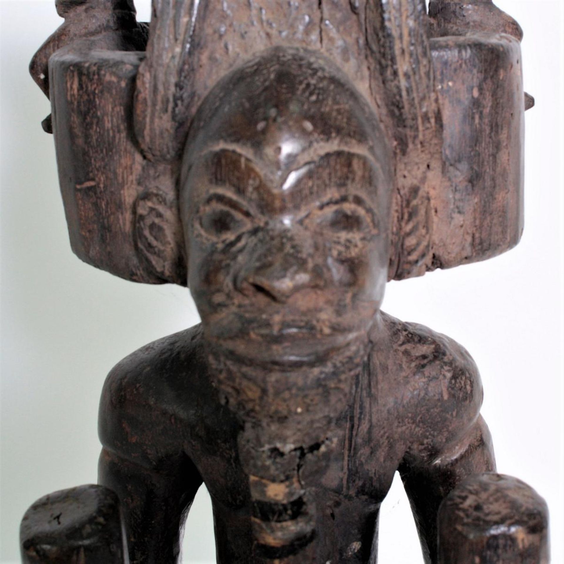 Figur des Chibinda Ilunga, Chokwe, Angola, 19. Jh.Holz mit dunkelbrauner Krustenpatina. Der - Bild 11 aus 11