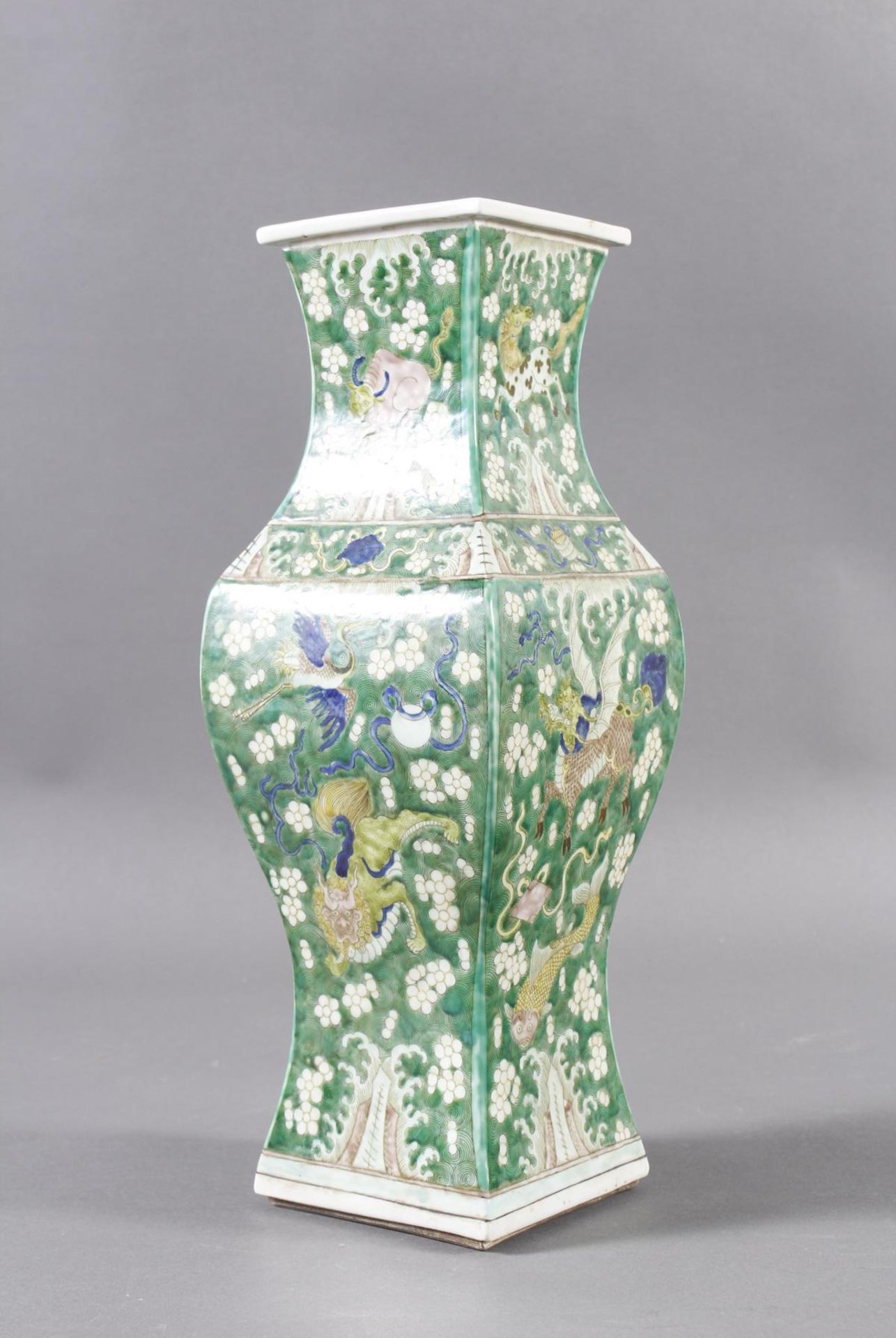 Porzellanziervase, China, späte Quing-Dynastie, 19. / 20. JahrhundertPolychrom bemalt. Unterboden - Bild 3 aus 6