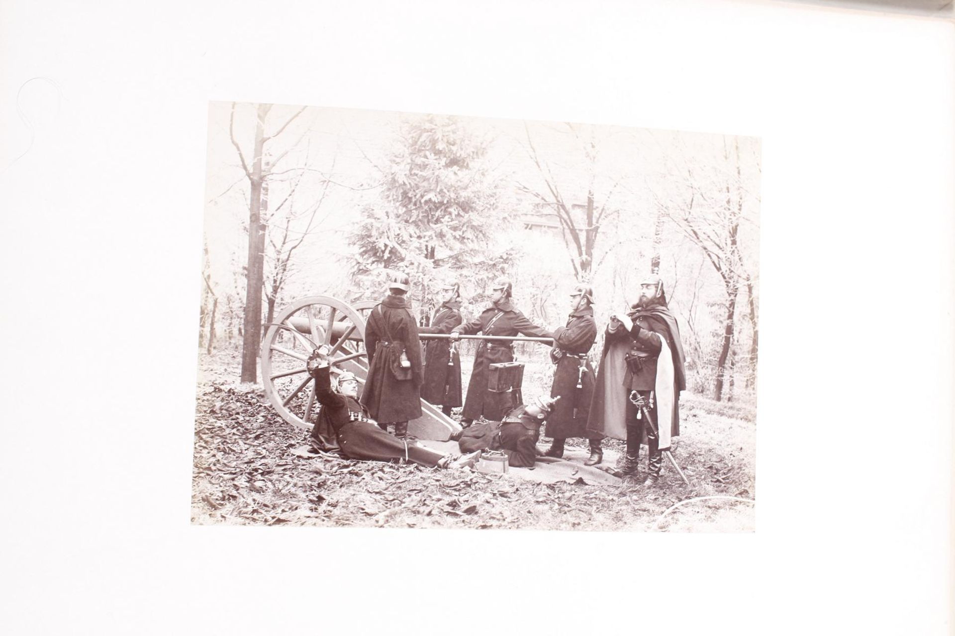 Bilder zur Geschichte des 1. badischen Feld-Artillerie-Regiments No. 14, 1888Gestellt im Casino zu - Bild 5 aus 5
