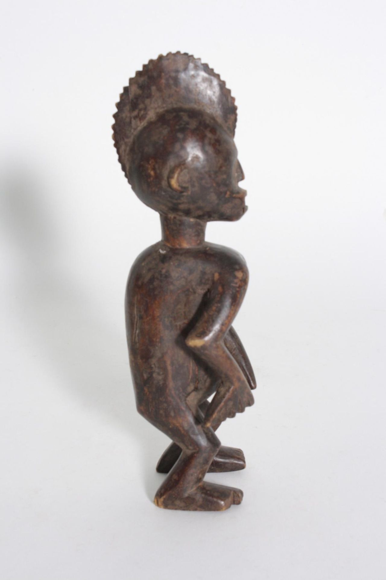 Stehende Figur, Chamba, Nigeria, 1. Hälfte 20. Jh.Holz, geschnitzt, schwarzbraune, krustig- - Bild 2 aus 5