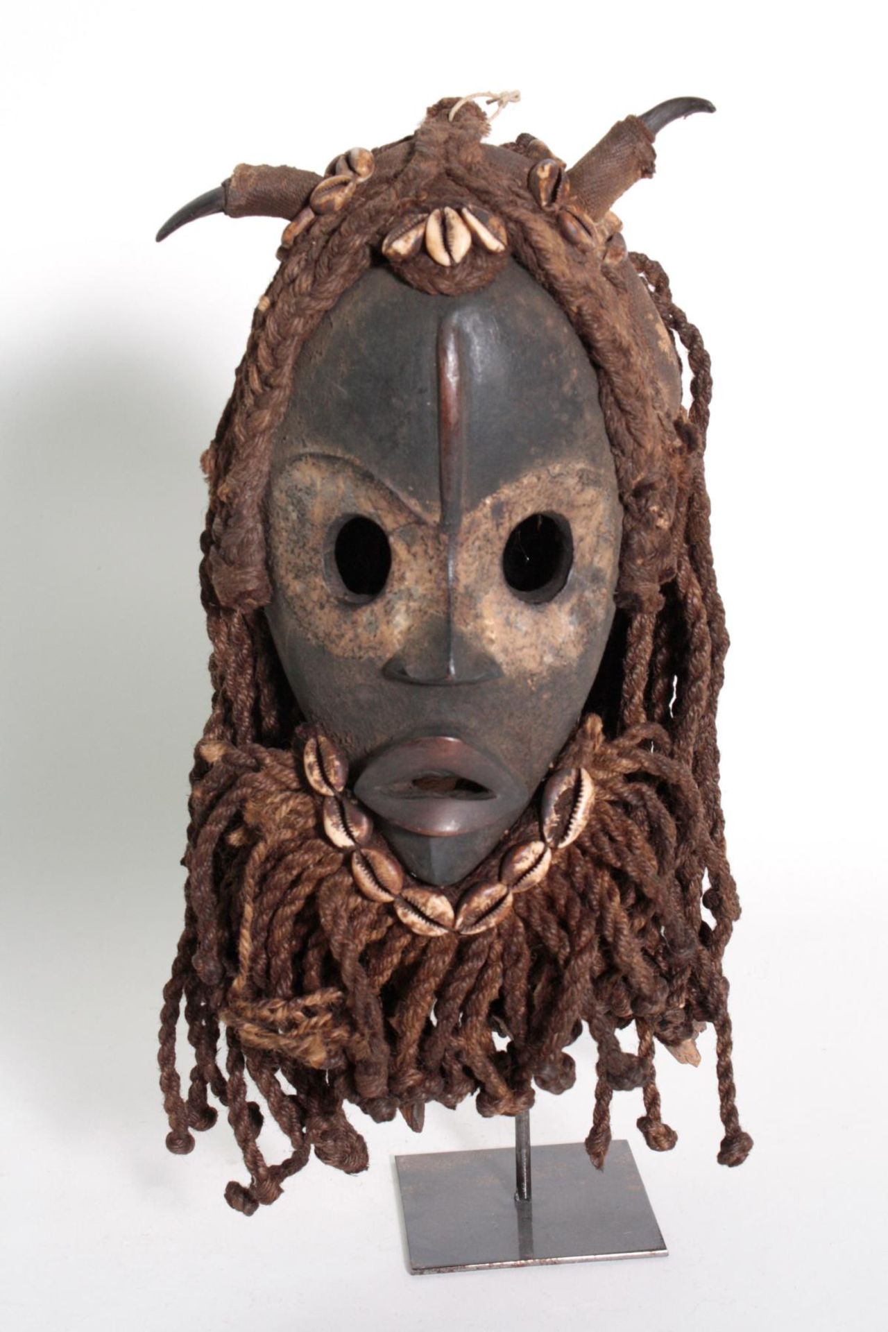 Maske- Dan, Liberia, Elfenbeinküste. 1. Hälfte 20. Jh.Hartholz, braunschwarze Patina, Haare, Bart