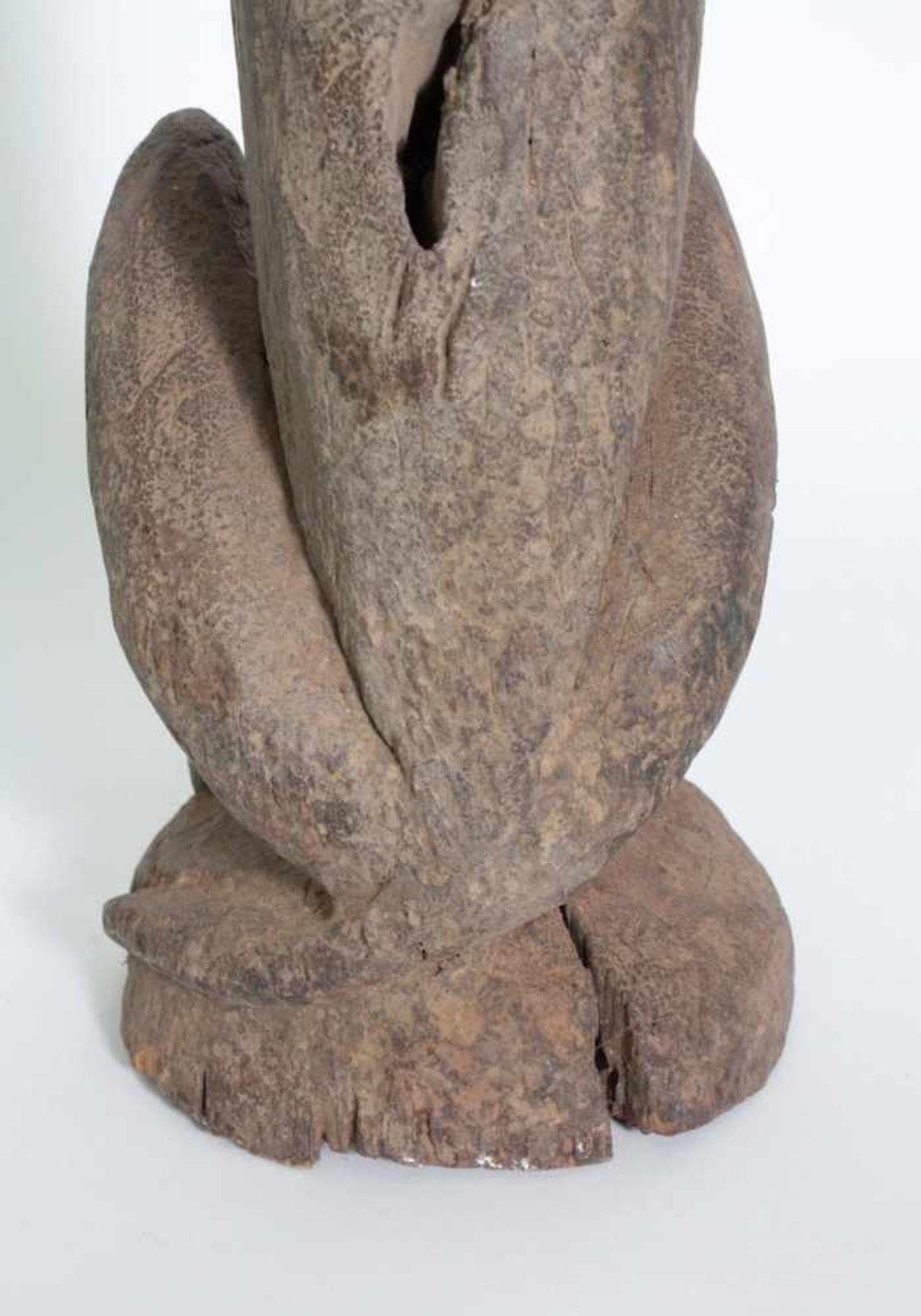 Hockende zoomorphe Figur, wohl Lobi, Burkina Faso, 1. Hälfte 20. Jh.Holz geschnitzt, graubraune - Bild 6 aus 10