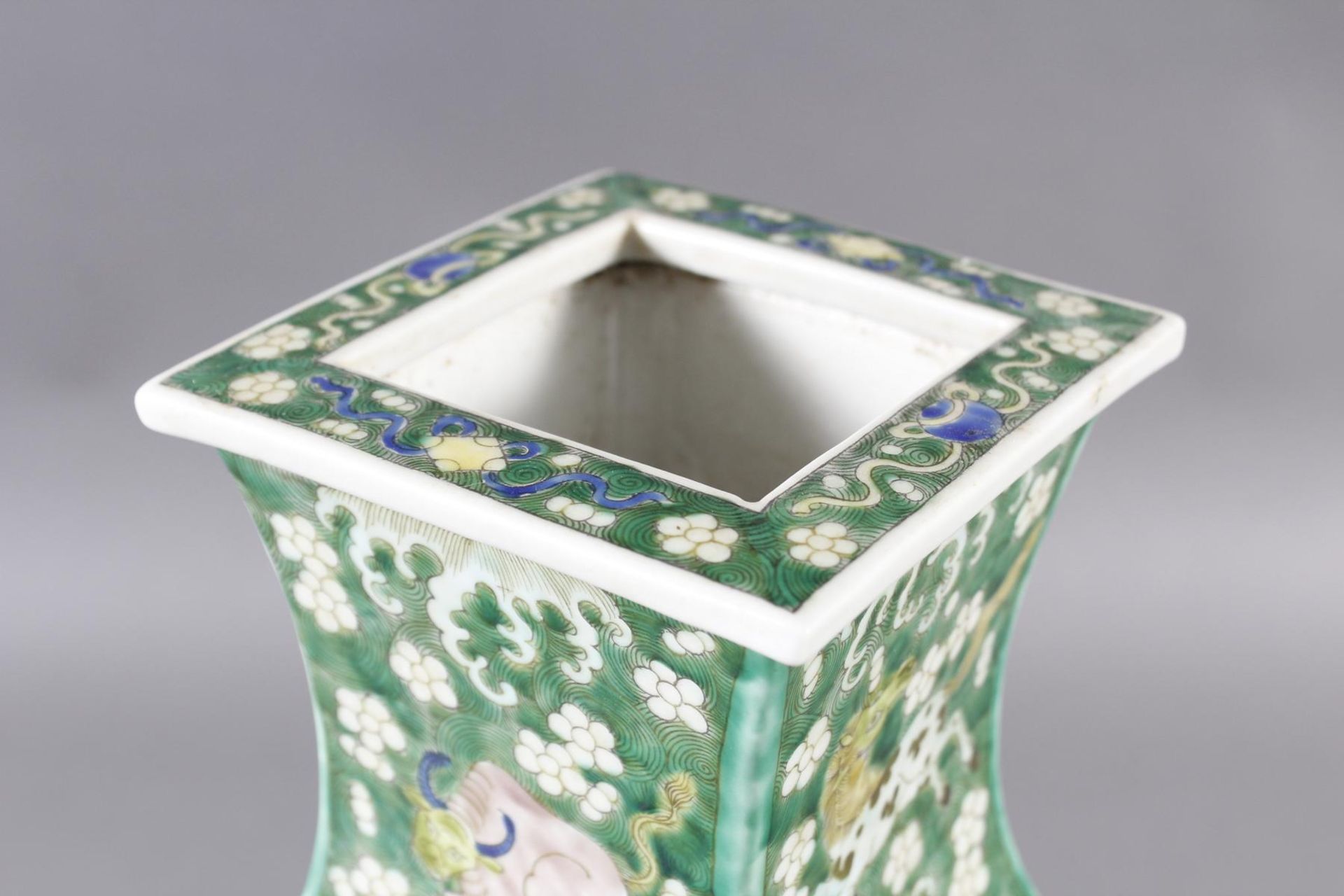 Porzellanziervase, China, späte Quing-Dynastie, 19. / 20. JahrhundertPolychrom bemalt. Unterboden - Bild 4 aus 6