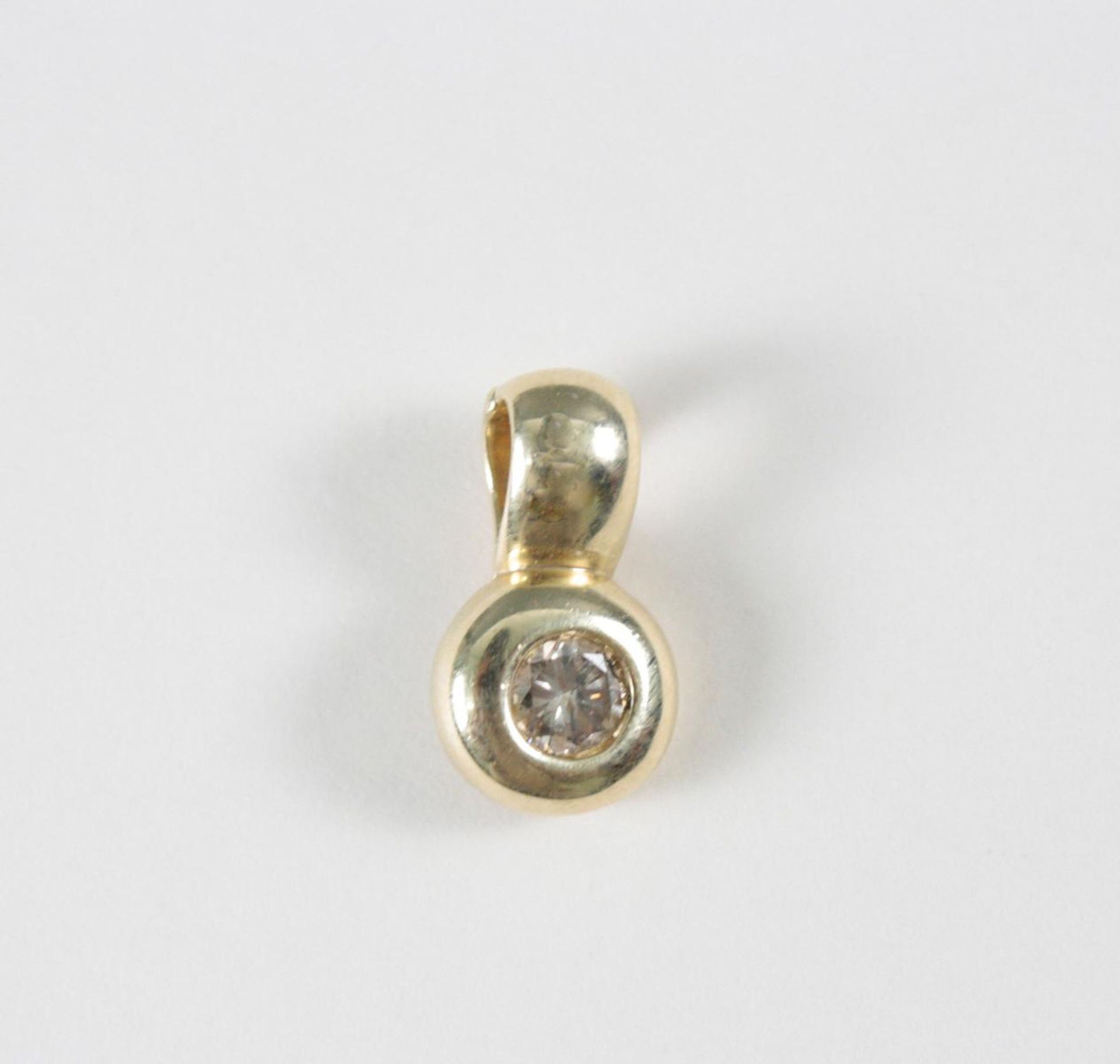 Anhänger mit Diamant, 14 Karat Gelbgold1 Diamant von ca. 0,25 Karat, Höhe 2 cm, 2,7 cm.