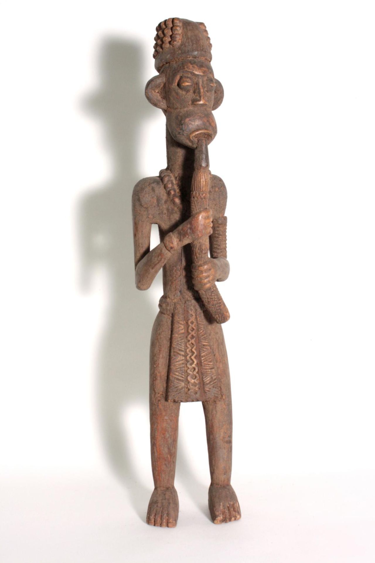 Große Ahnen-Figur, Bamileke, Kamerun, 1. Hälfte 20. Jh.Holz geschnitzt, mit Erdkruste. Stehende,