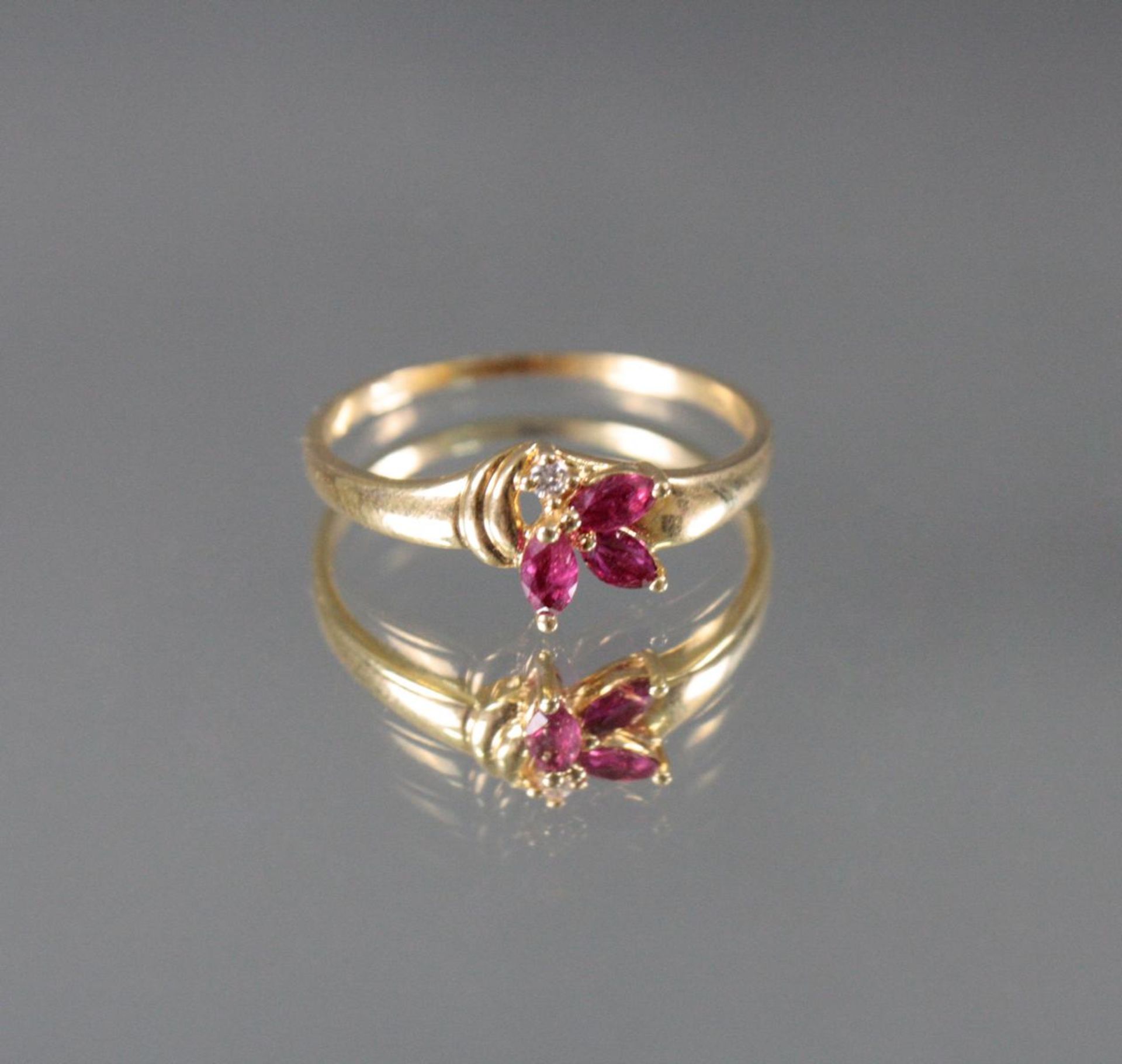 Damenring mit Rubinen und Diamant, 18 Karat Gelbgold3 Rubine (Marquise) ca. Höhe 0,32 cm, ein