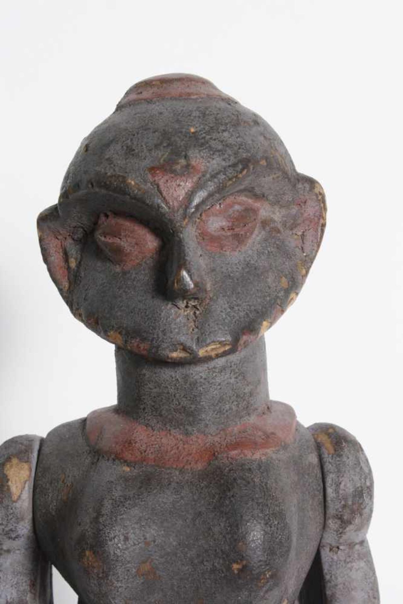 Männliche Marionette, Eket, Nigeria, 1. Hälfte 20. Jh.Holz geschnitzte männliche Figur mit roter - Bild 7 aus 7