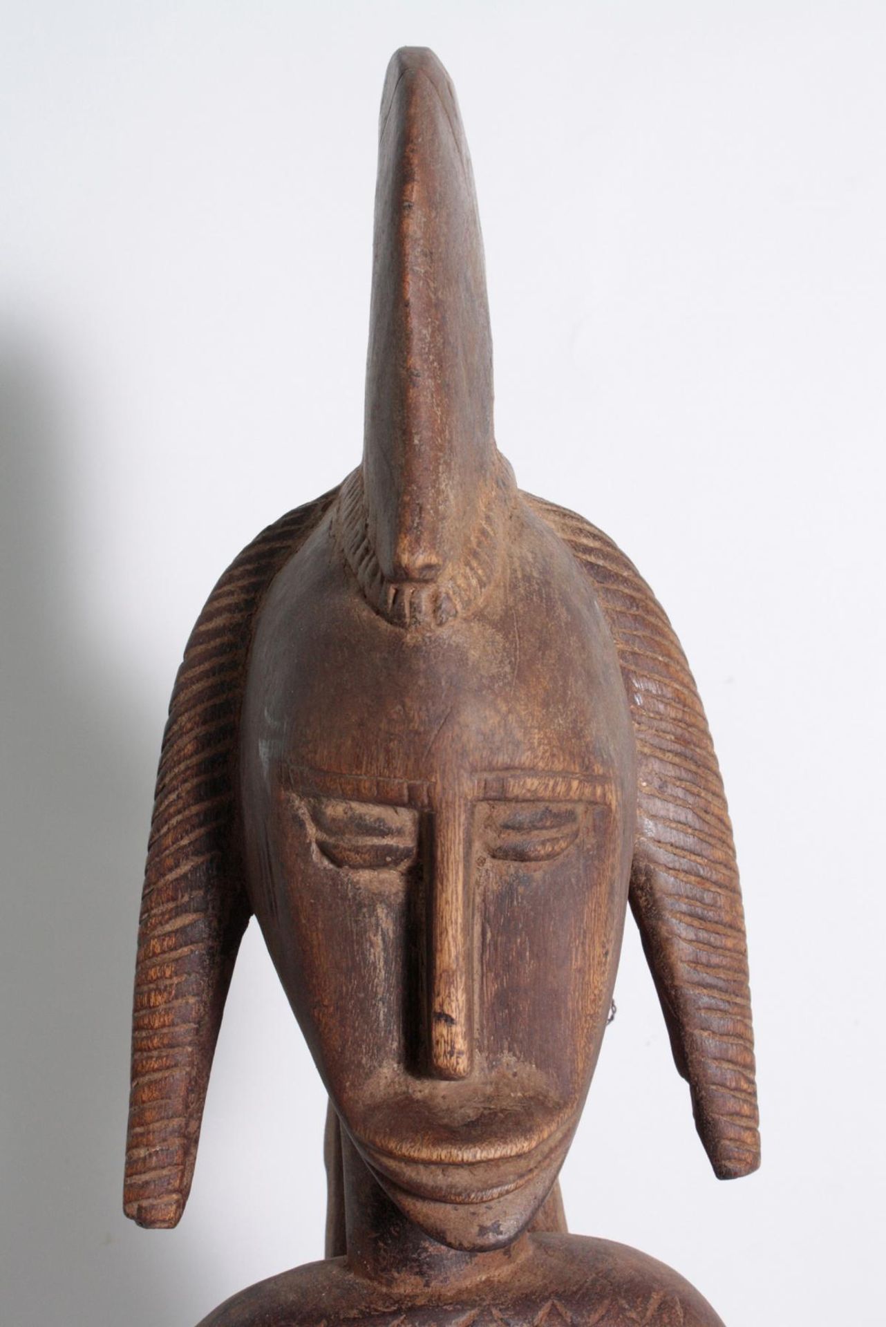 Stehende Frauenfigur, Senufo/Elfenbeinküste, 1. Hälfte 20. Jh.Bräunliches Holz. Stehende Frauenfigur - Bild 2 aus 6