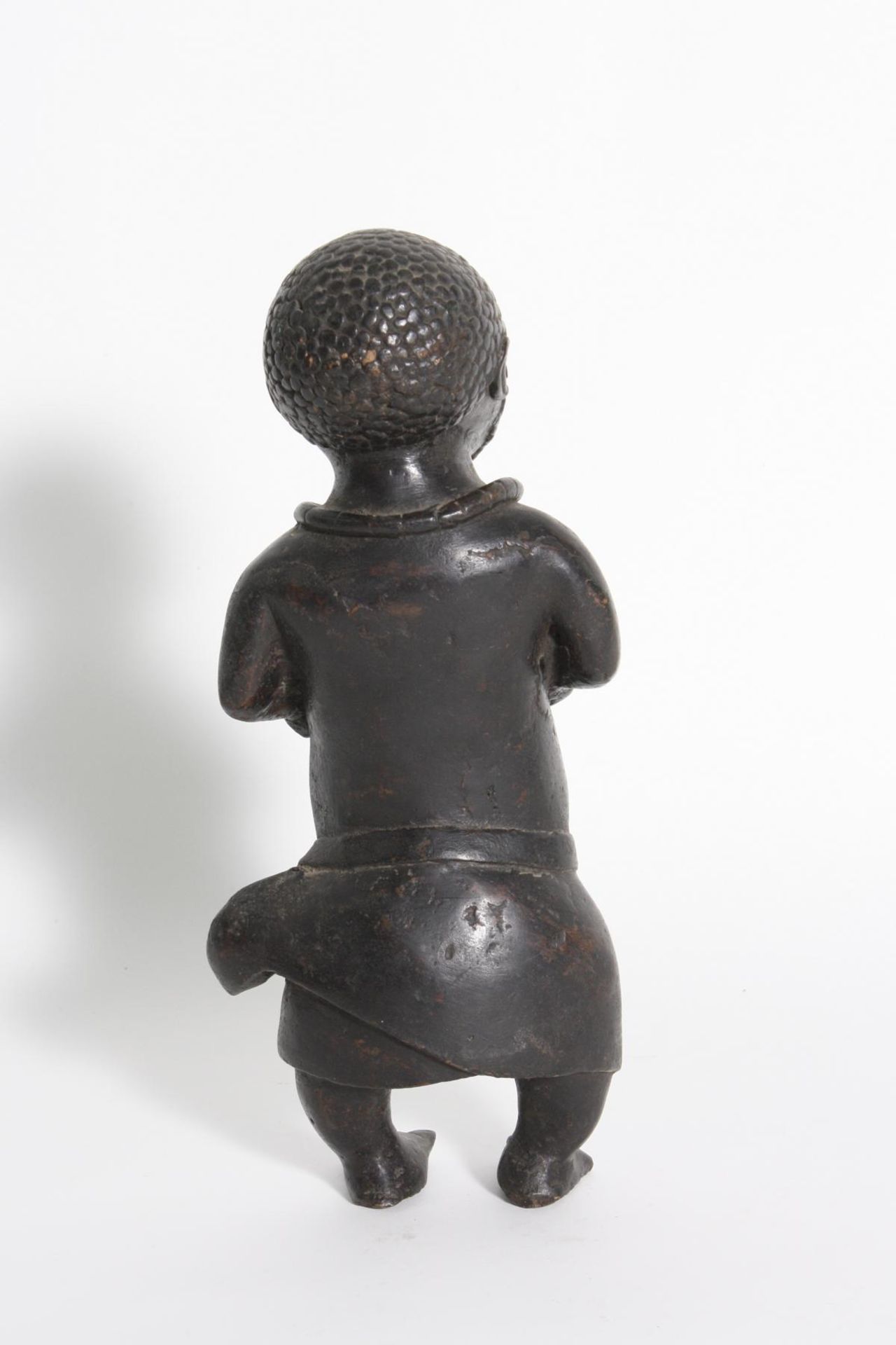 Bronze-Figur, Hofzwerg, Benin, Nigeria, 1. Hälfte 20. Jh.Stehende Figur mit seitlich am Körper - Bild 3 aus 4