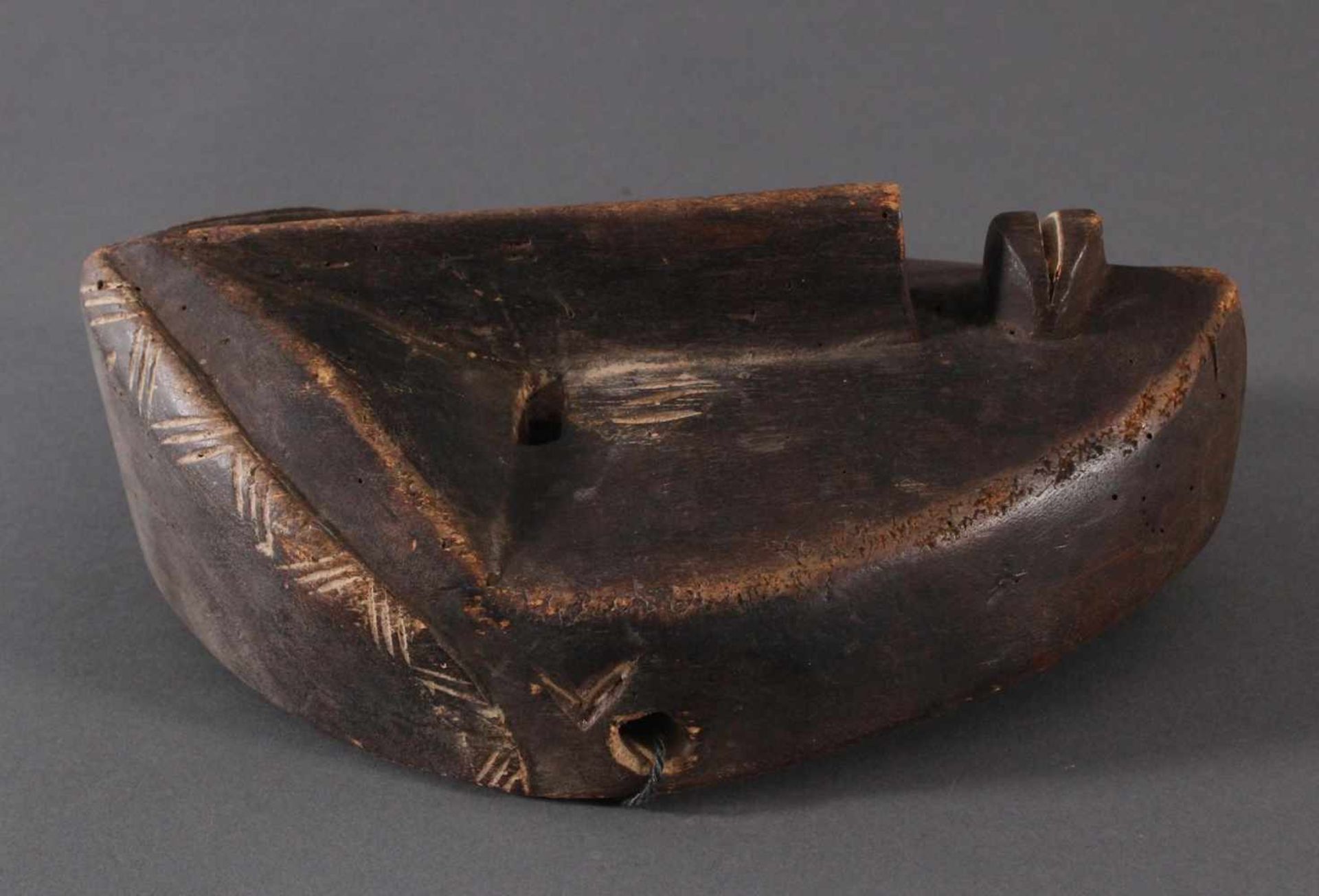 Antike Maske (Mfondo), Lwalwa, Kongo 1. Hälfte 20. Jh.Holz geschnitzt, dunkle Patina. Spitzovales - Bild 2 aus 6