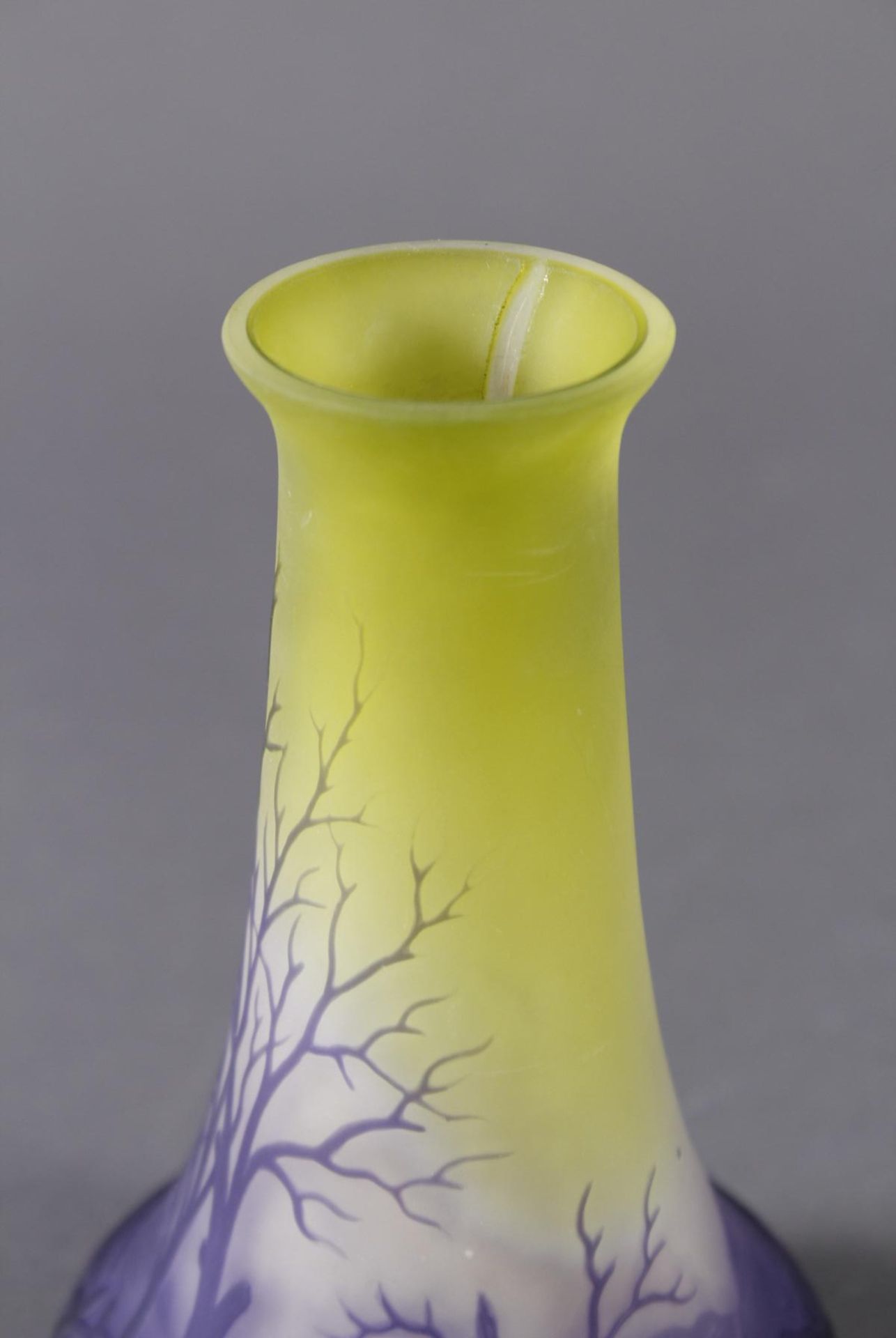 Jugendstil Glas Ziervase "Paysage", Fichèr ,um 1920Zweifach geätztes Überfangglas. Über Stand - Image 4 of 5
