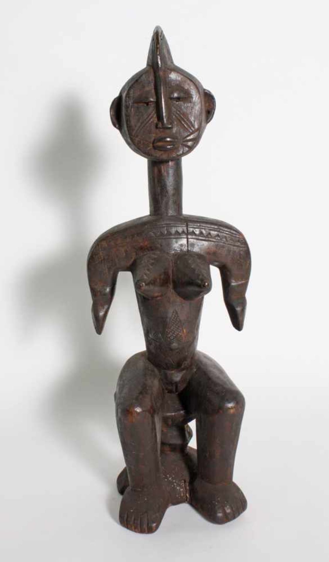 Sitzende weibliche Figur, Bambara, Mali, 1. Hälfte 20. Jh.Holz, geschnitzt. Dunkler krustiger