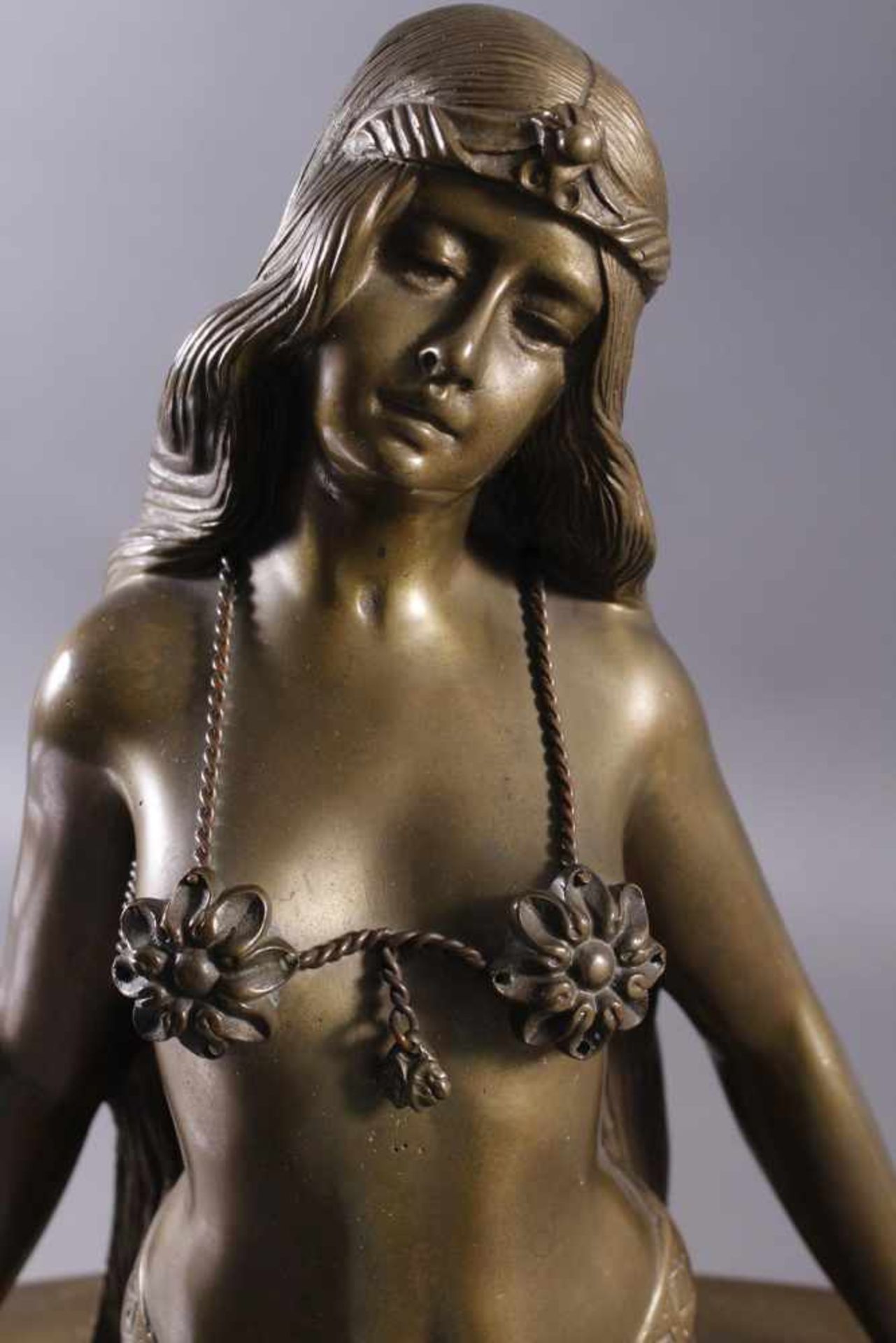 Bronzeskulptur, Darstellung der Salome, Frankreich um 1925Bronze patiniert. Am Sockel bezeichnet" - Image 3 of 12