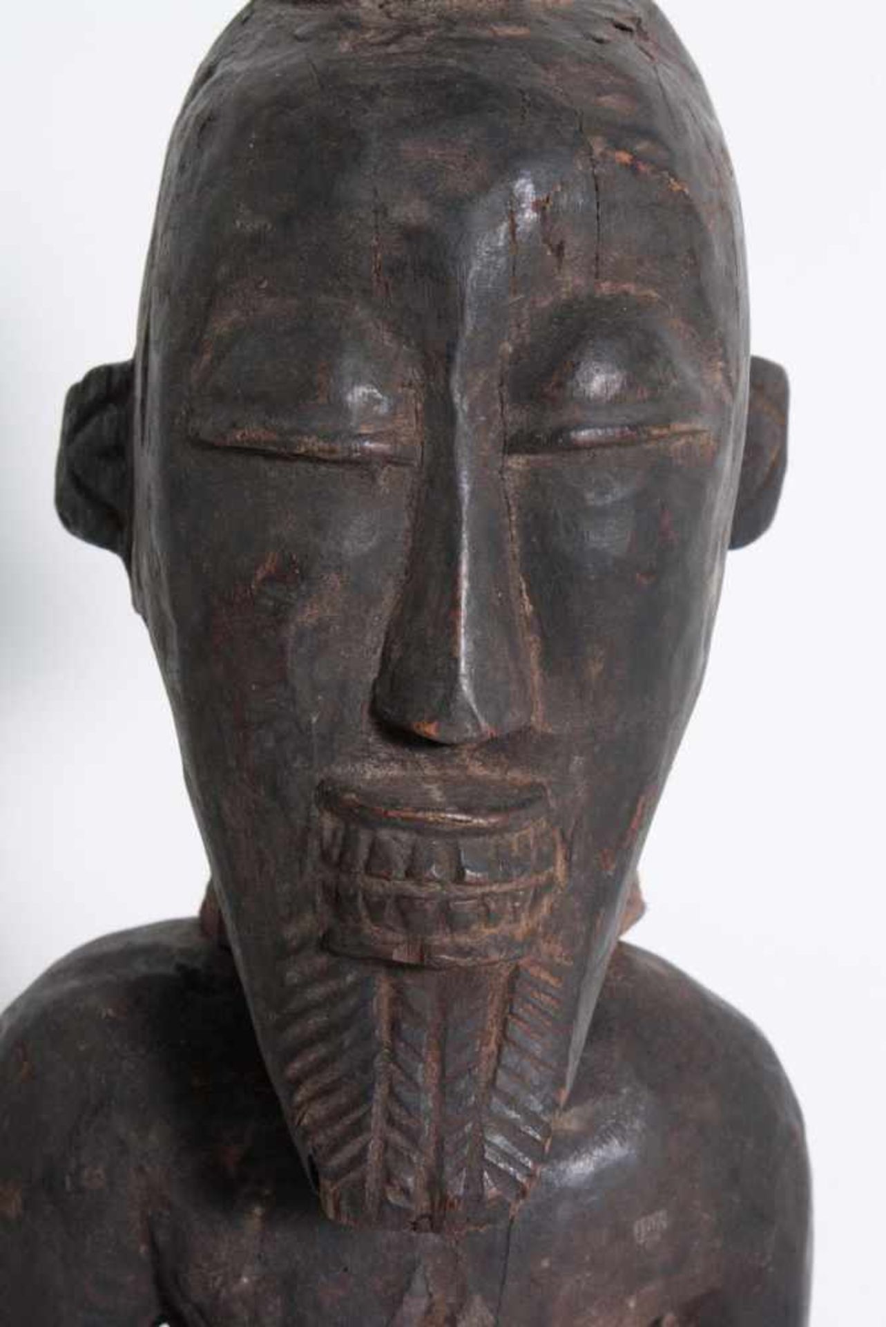 Kraft-Figur, Songye/Kongo, 1. Hälfte 20. Jh.Holz geschnitzt und dunkel patiniert, auf rundem - Bild 2 aus 7