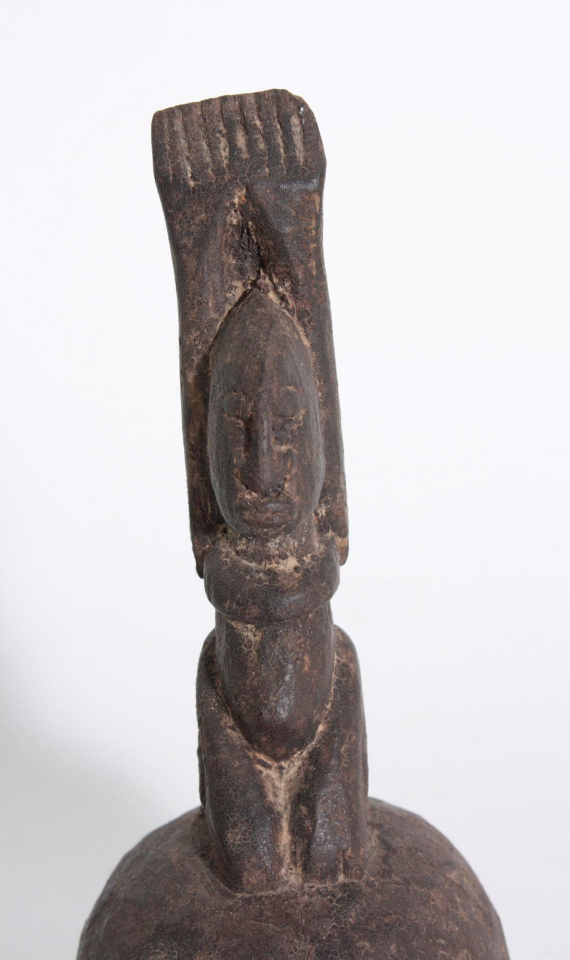 Kleines Ölgefäß, Dogon, Mali, 1. Hälfte 20. Jh.Holz geschnitzt, starke dunkelbraune Krustenpatina, - Bild 3 aus 3