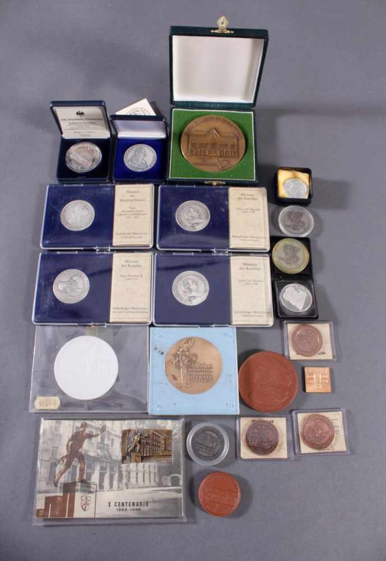 20 MedaillenAus unterschiedlichen Materialien und Anlässe. Unter anderem Repliken der "Münzen der