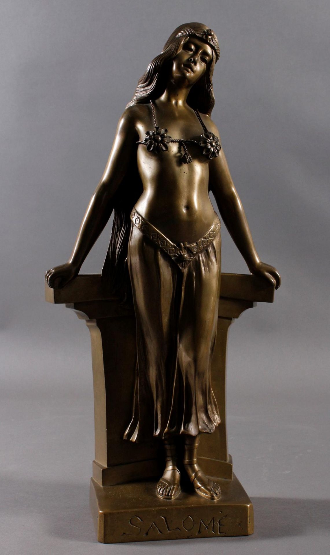 Bronzeskulptur, Darstellung der Salome, Frankreich um 1925Bronze patiniert. Am Sockel bezeichnet"