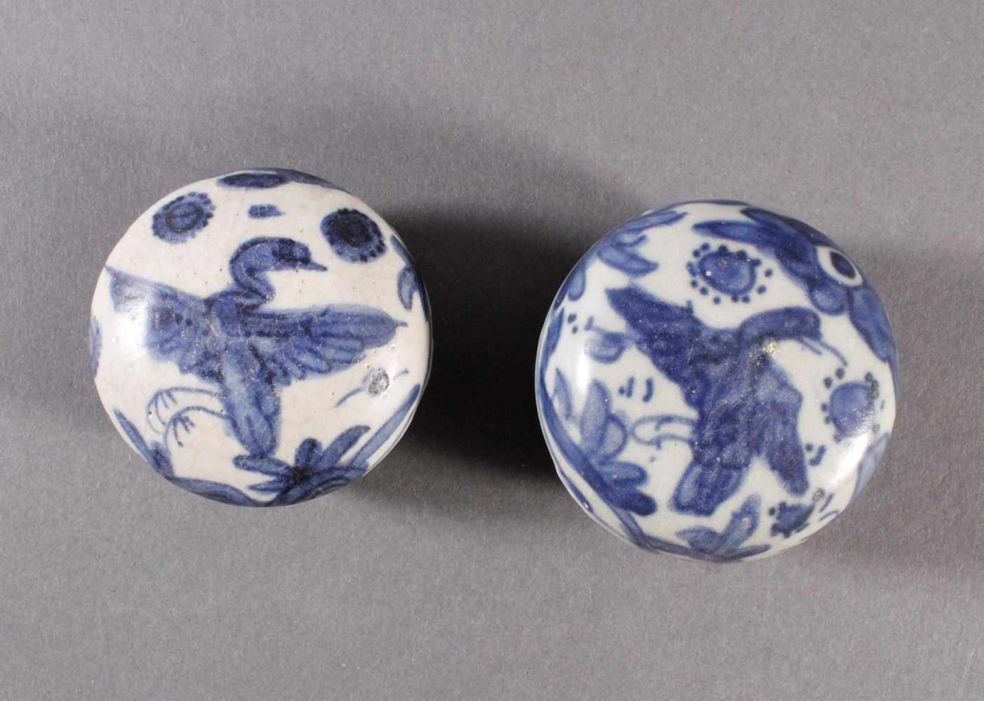 2 kleine Deckelgefäße, China Qing DynastiGrauer Scherben mit hellgrauer Glasur und blauer Vogel- und - Bild 2 aus 5