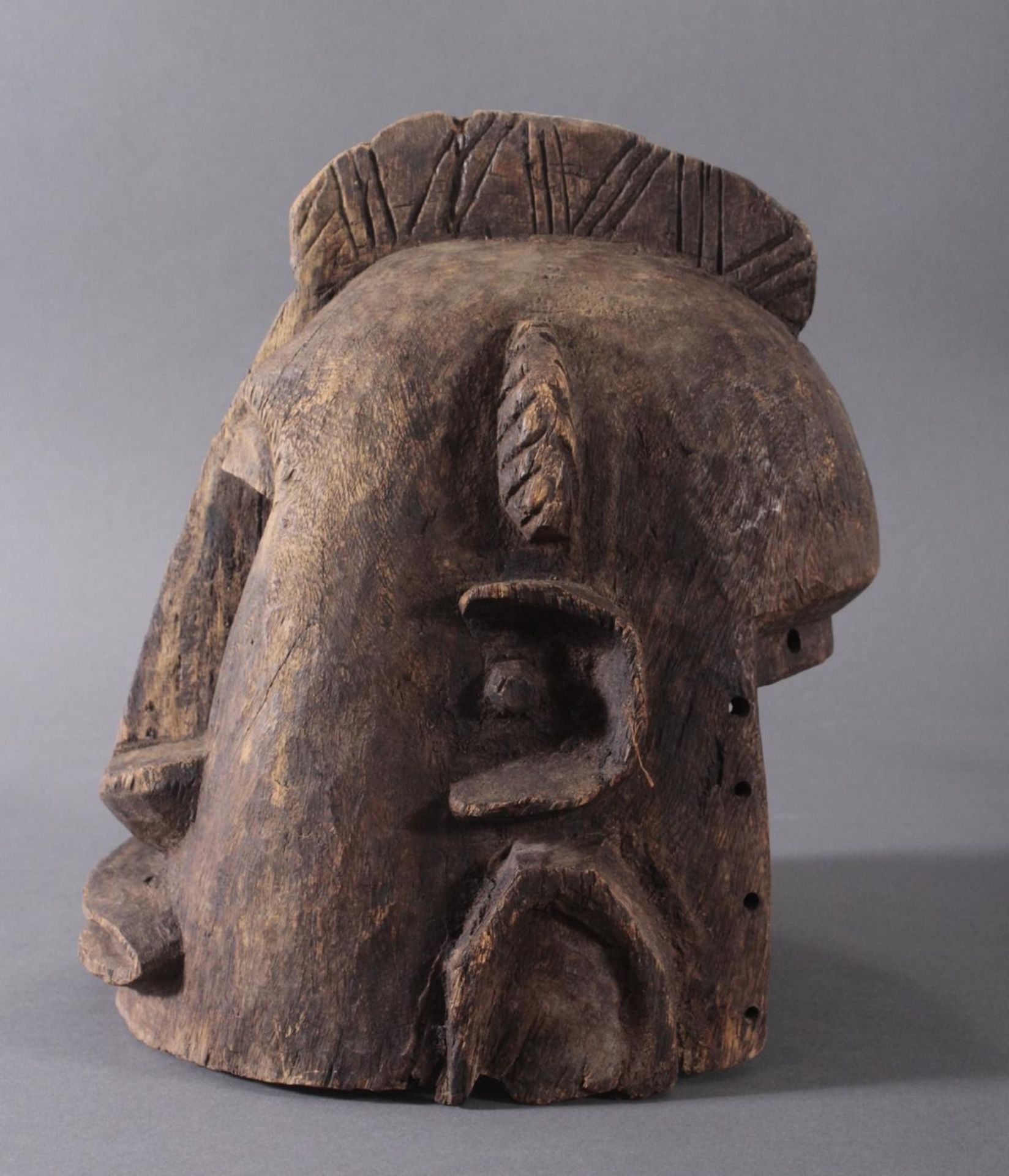 Antike Helmmaske der Dogon, Mali, 2. Hälfte 20. Jh.Aus Vollholz geschnitzt, ca. 29 x 25 x 24 cm, 2,5 - Bild 3 aus 4