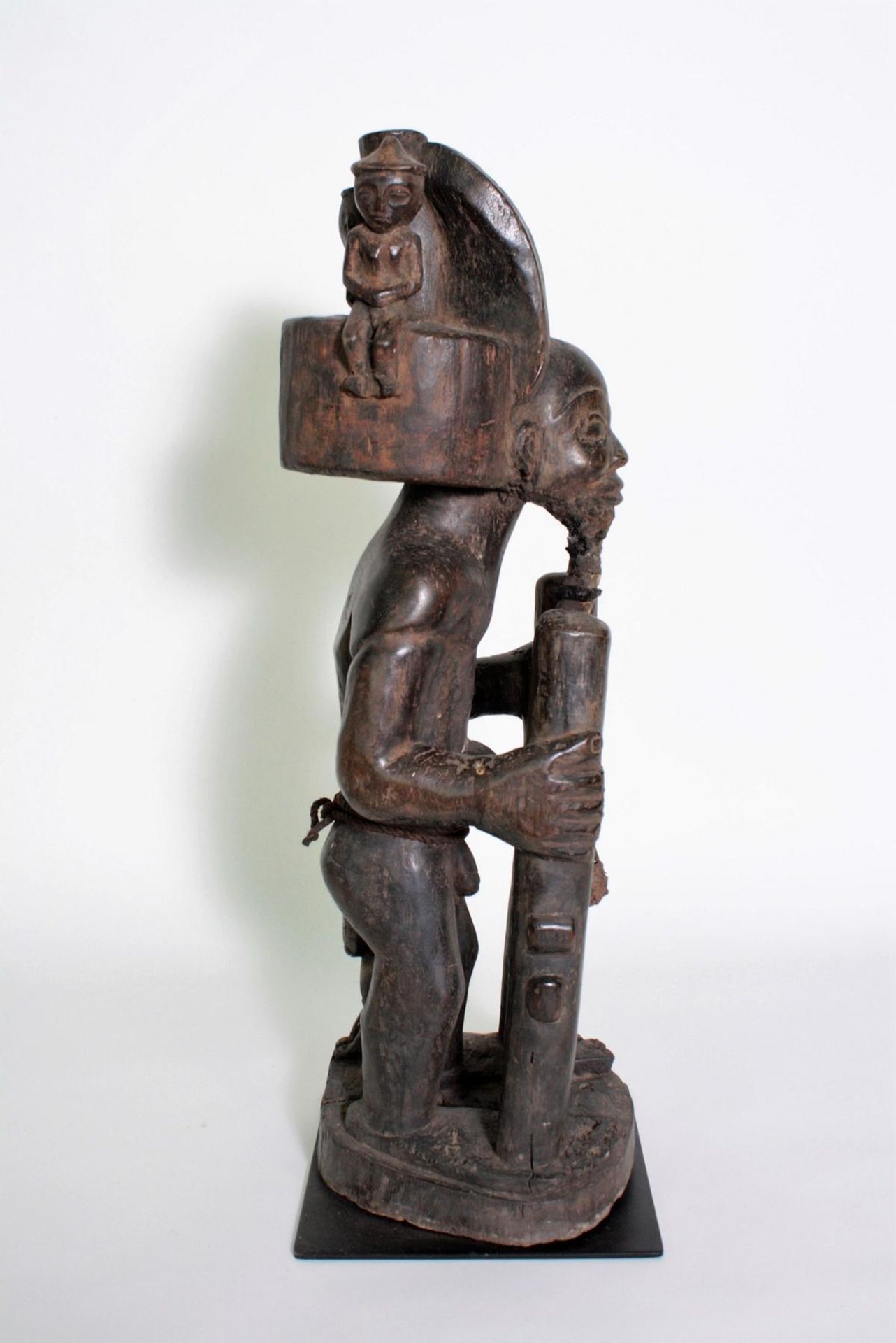 Figur des Chibinda Ilunga, Chokwe, Angola, 19. Jh.Holz mit dunkelbrauner Krustenpatina. Der - Bild 9 aus 11