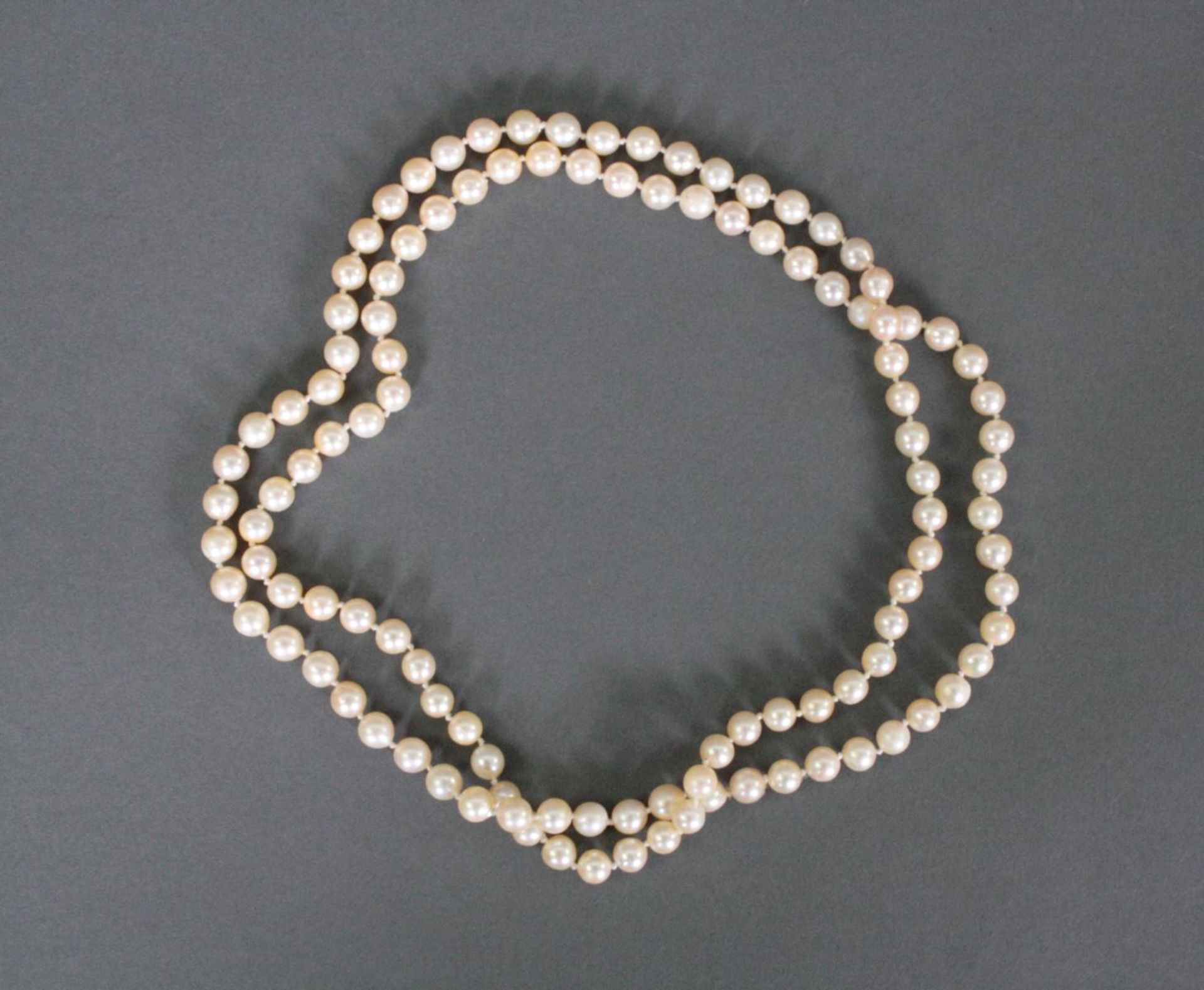 PerlenketteWeit über 100 Perlen (Durchmesser 6-7 mm), einzeln geknotet aufgefädelt, ca. Länge 44