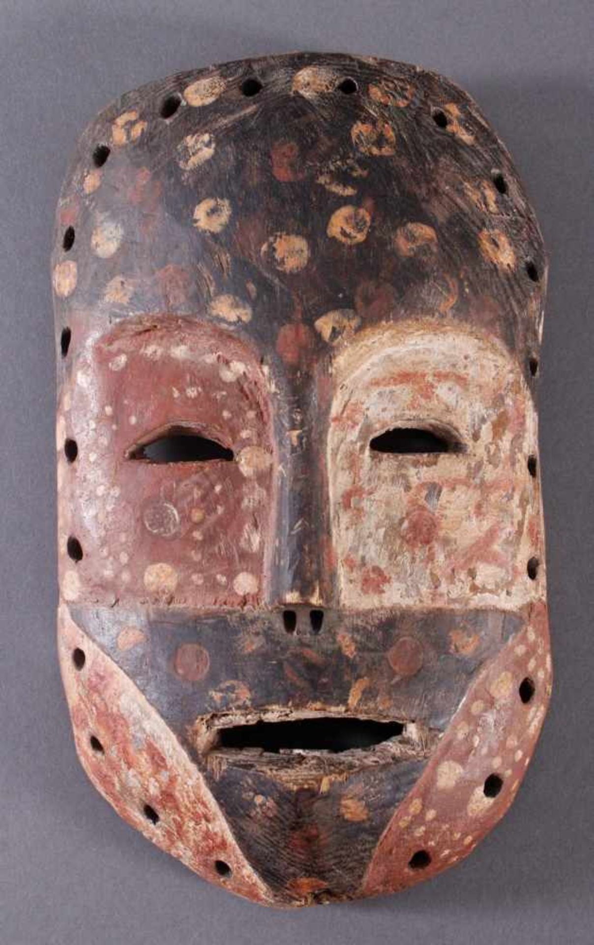 Antike Maske, Mossi, Ghana 1. Hälfte 20. Jh.Holz geschnitzt, Kalk, schwarze und rote Bemalung, ca. 6 - Bild 3 aus 3