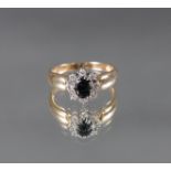 Damenring mit Saphir und Diamanten, 14 Karat GelbgoldOval geschliffener Saphir 6 x 4 mm, 8 Diamanten